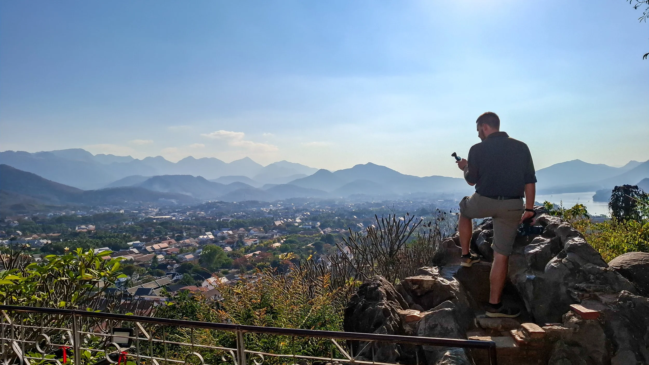 Vom Phousi Hill eröffnet sich ein weiter Panoramablick über Luang Prabang und die umliegenden Hügelketten.