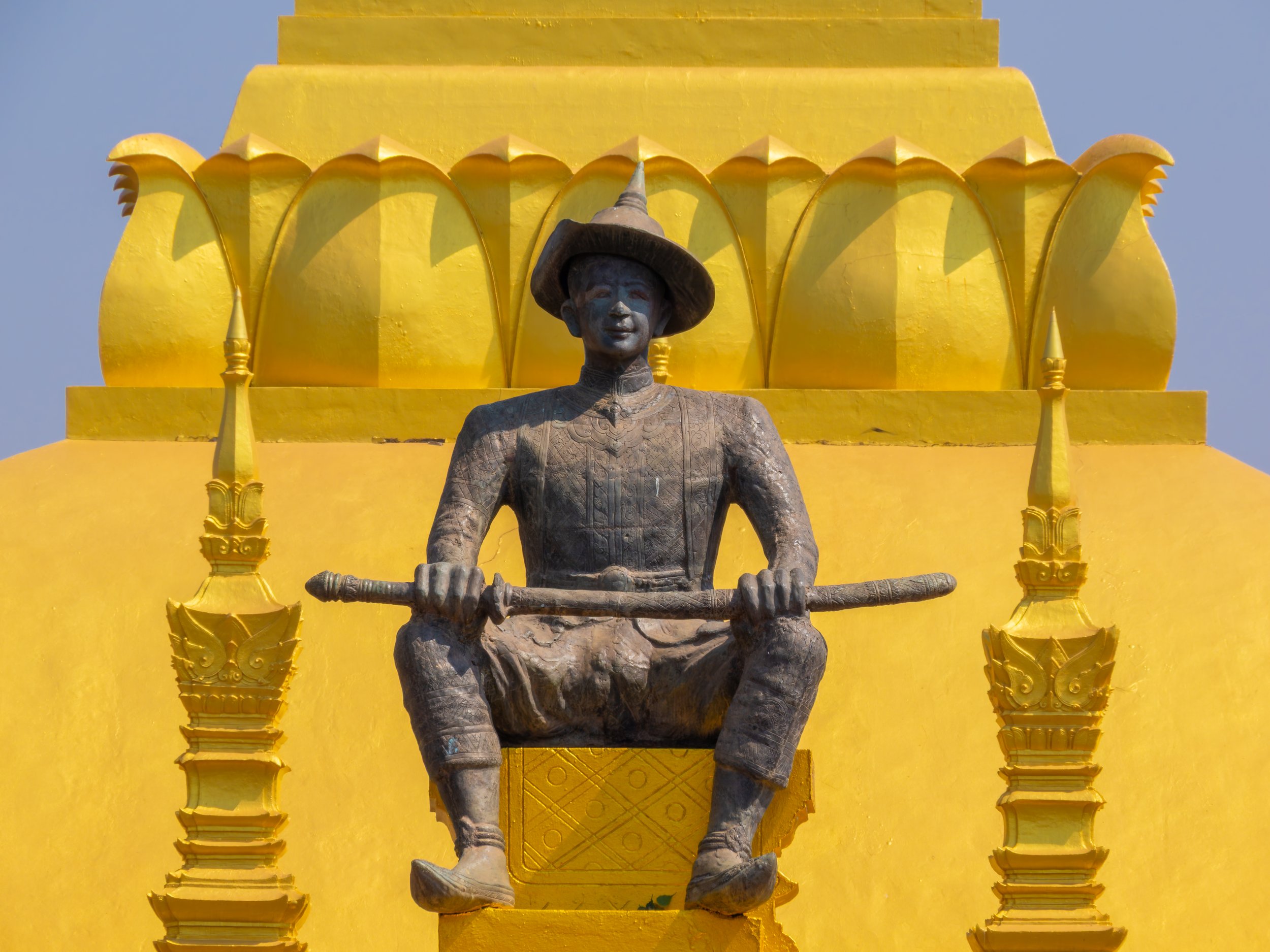 Die Statue zeigt den König als bedeutenden Herrscher und Symbolfigur der laotischen Geschichte, dessen Vermächtnis bis heute sichtbar ist.