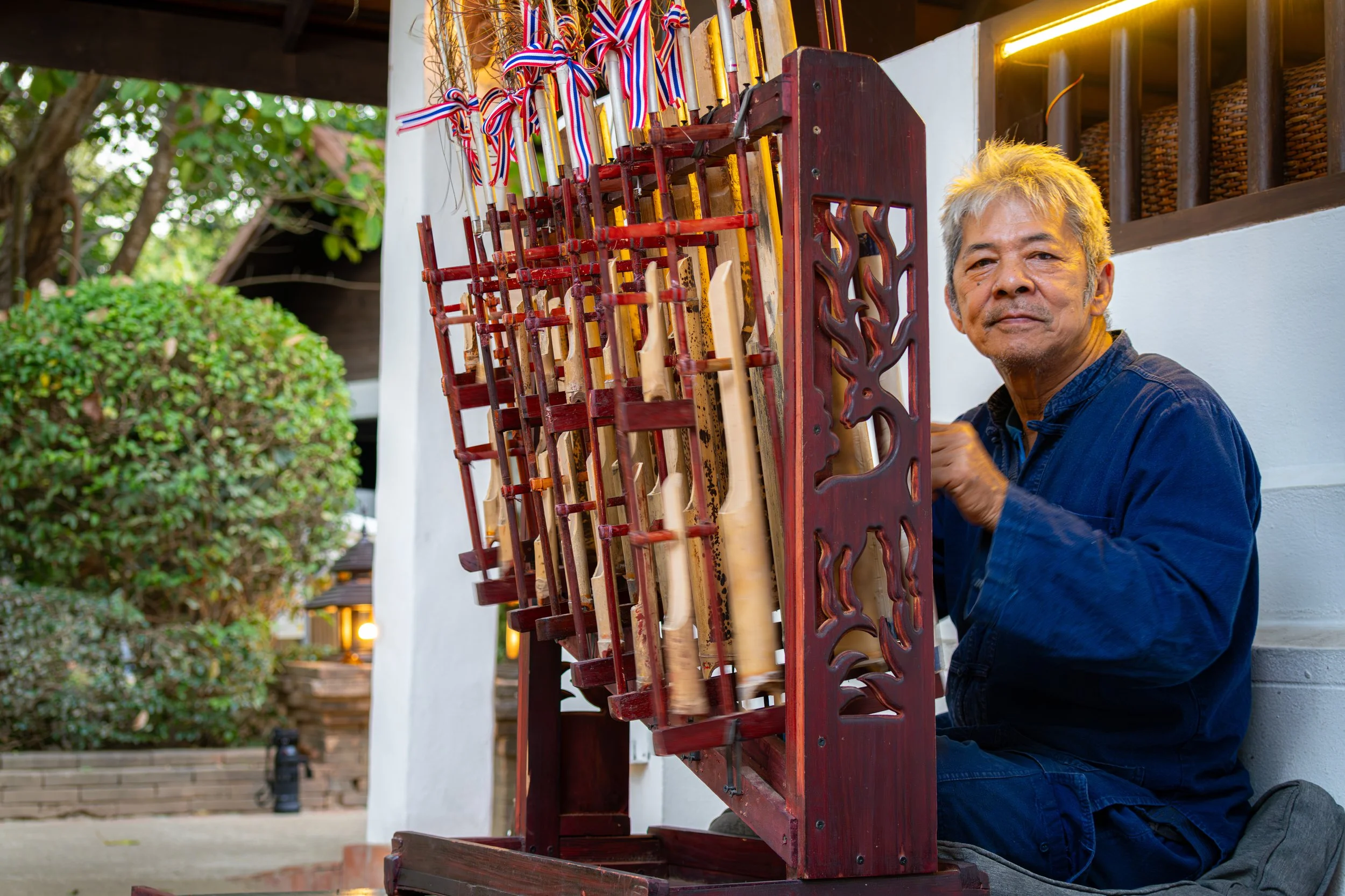 Traditionelles südostasiatisches Bambus-Idiophon. Frei aufgehängte Bambusröhren werden über eine mechanische Vorrichtung ausgelöst und schlagen zur Tonerzeugung an – eine orgelartige Variante der Angklung.
