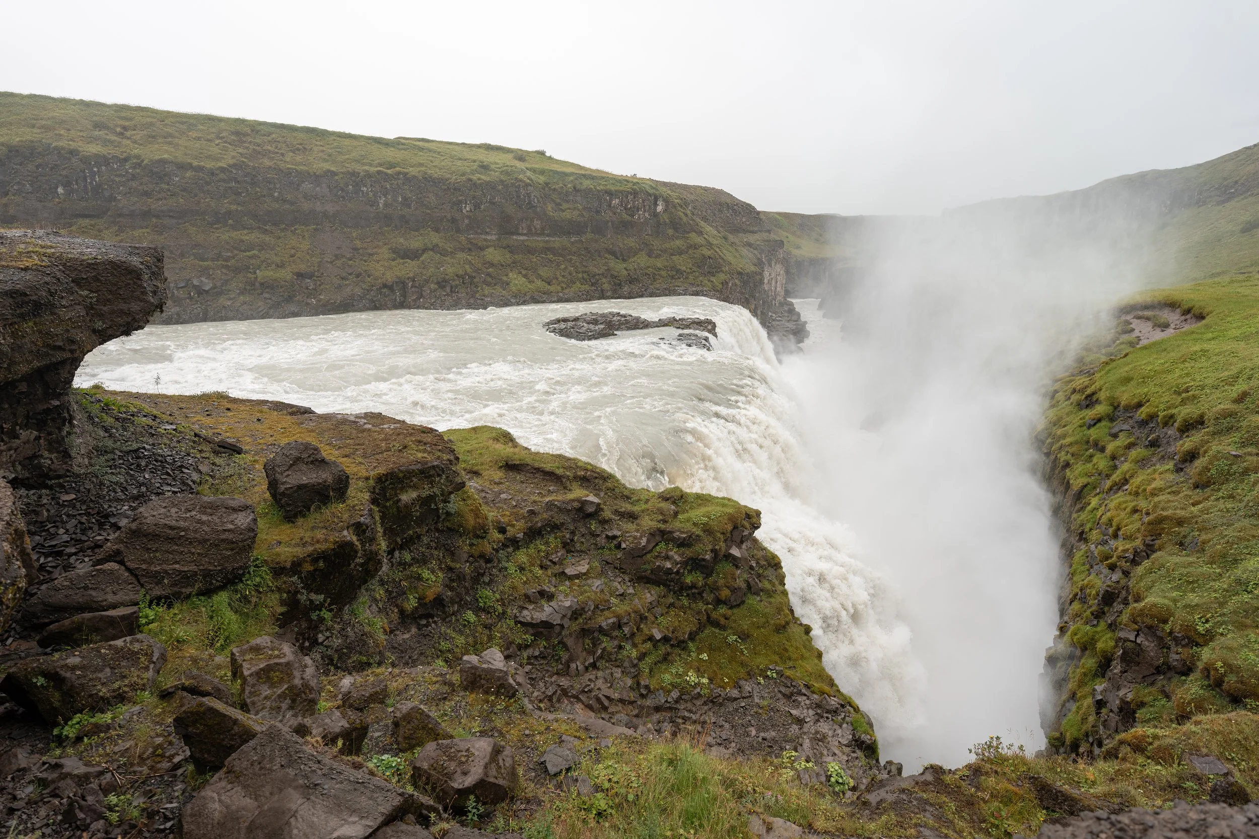 Der Fluss Hvita formt im unteren Abschnitt eine enge Schlucht, in der das Wasser mit donnernder Kraft durch die Felsen strömt.