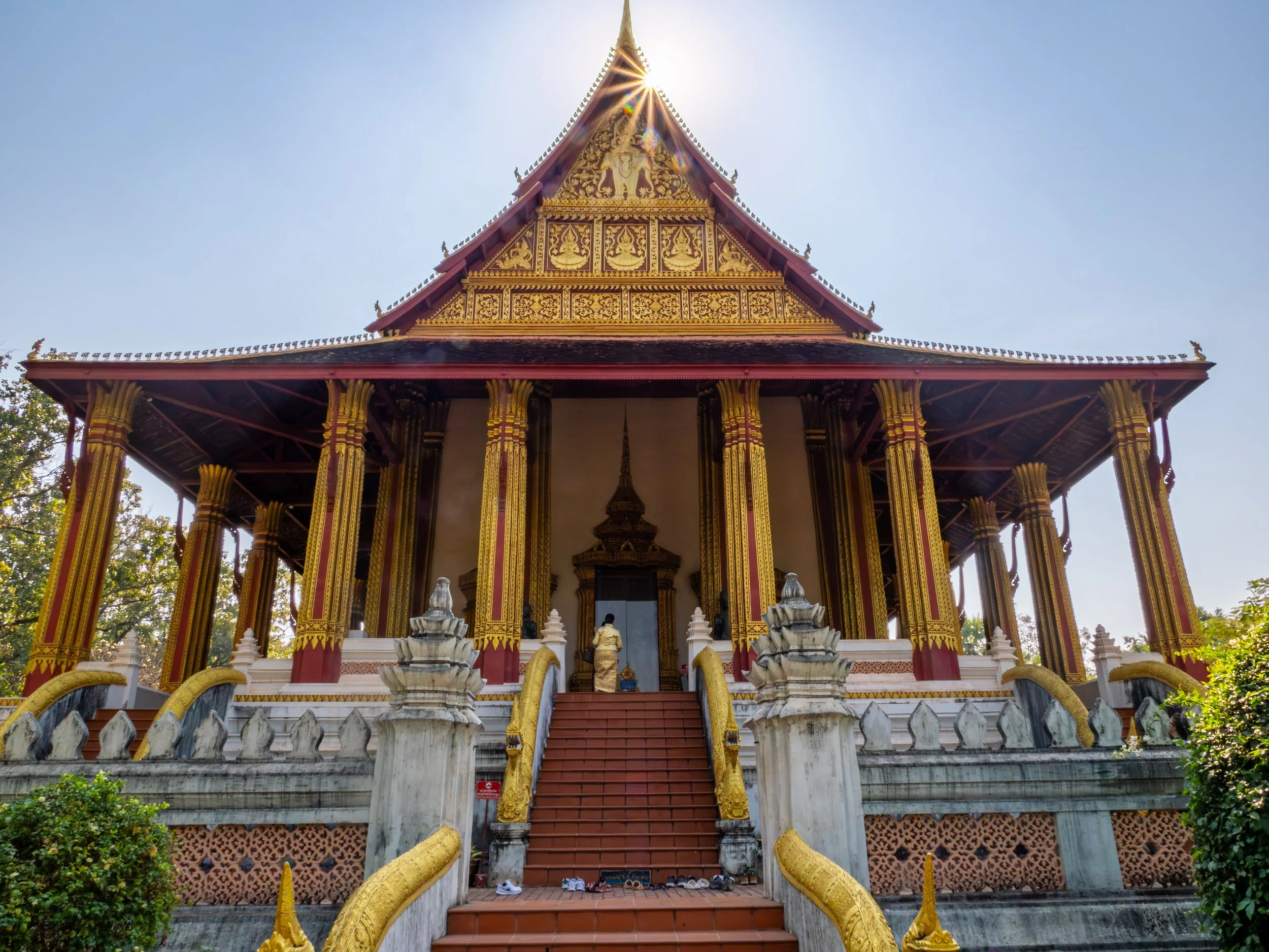 Heute beherbergt der ehemalige Tempel ein Museum mit bedeutenden religiösen Kunstwerken und historischen Buddhafiguren aus Laos.
