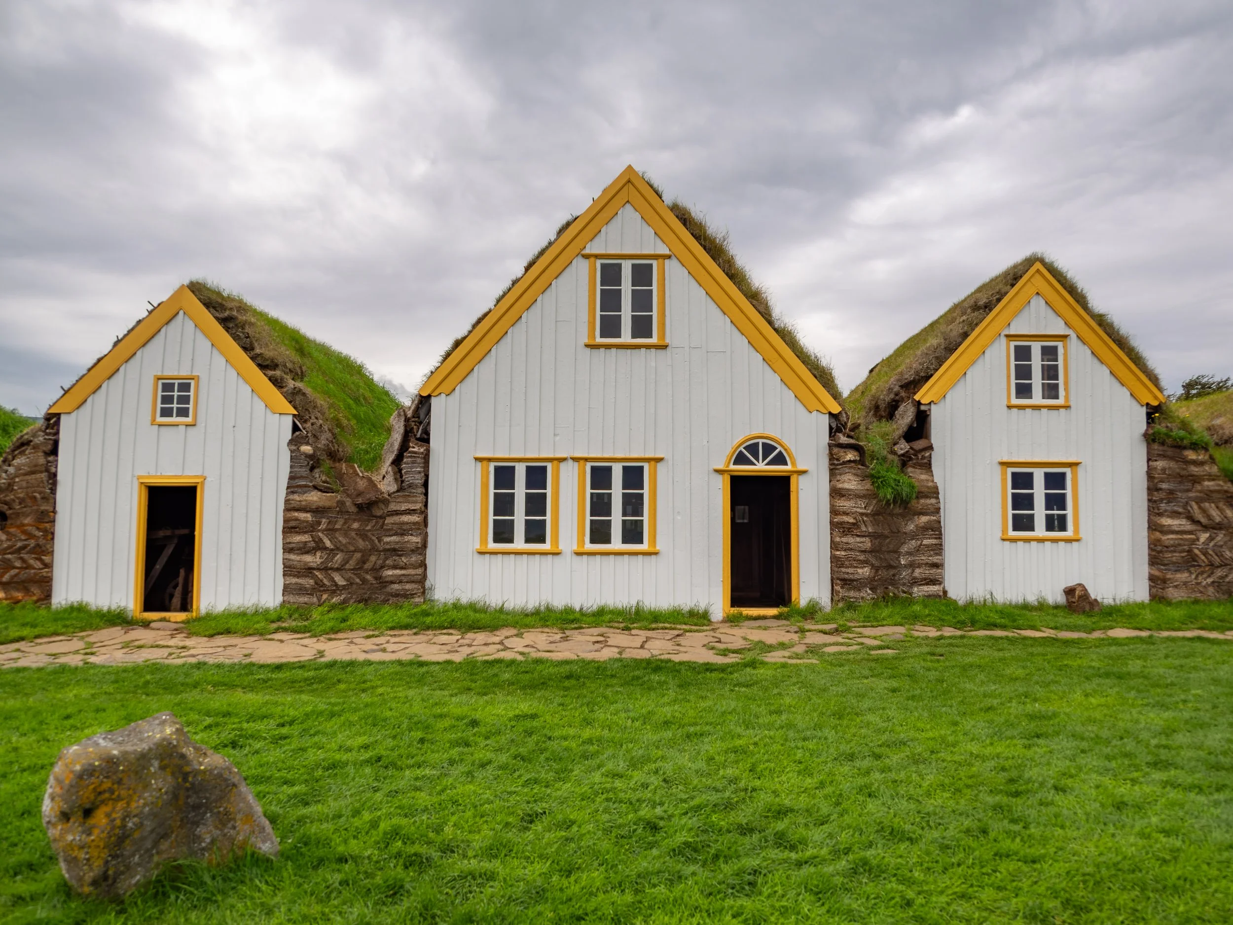 Die Torfhäuser mit ihren grasbewachsenen Dächern boten über Jahrhunderte wirksamen Schutz vor Kälte, Wind und langen Wintern.