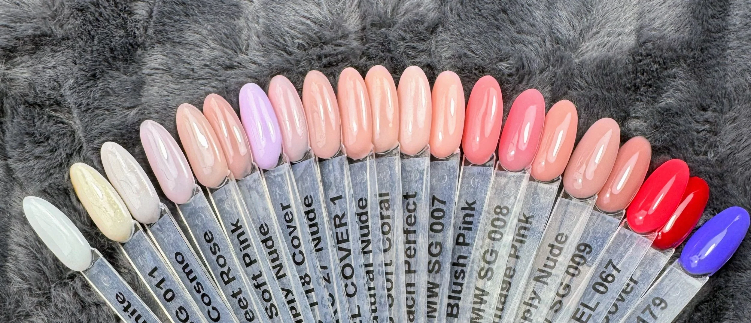 Vijf flesjes gelpolish van het merk Florence, met verschillende kleuren, liggen op een donkergrijze, zachte, vachtachtige stof.