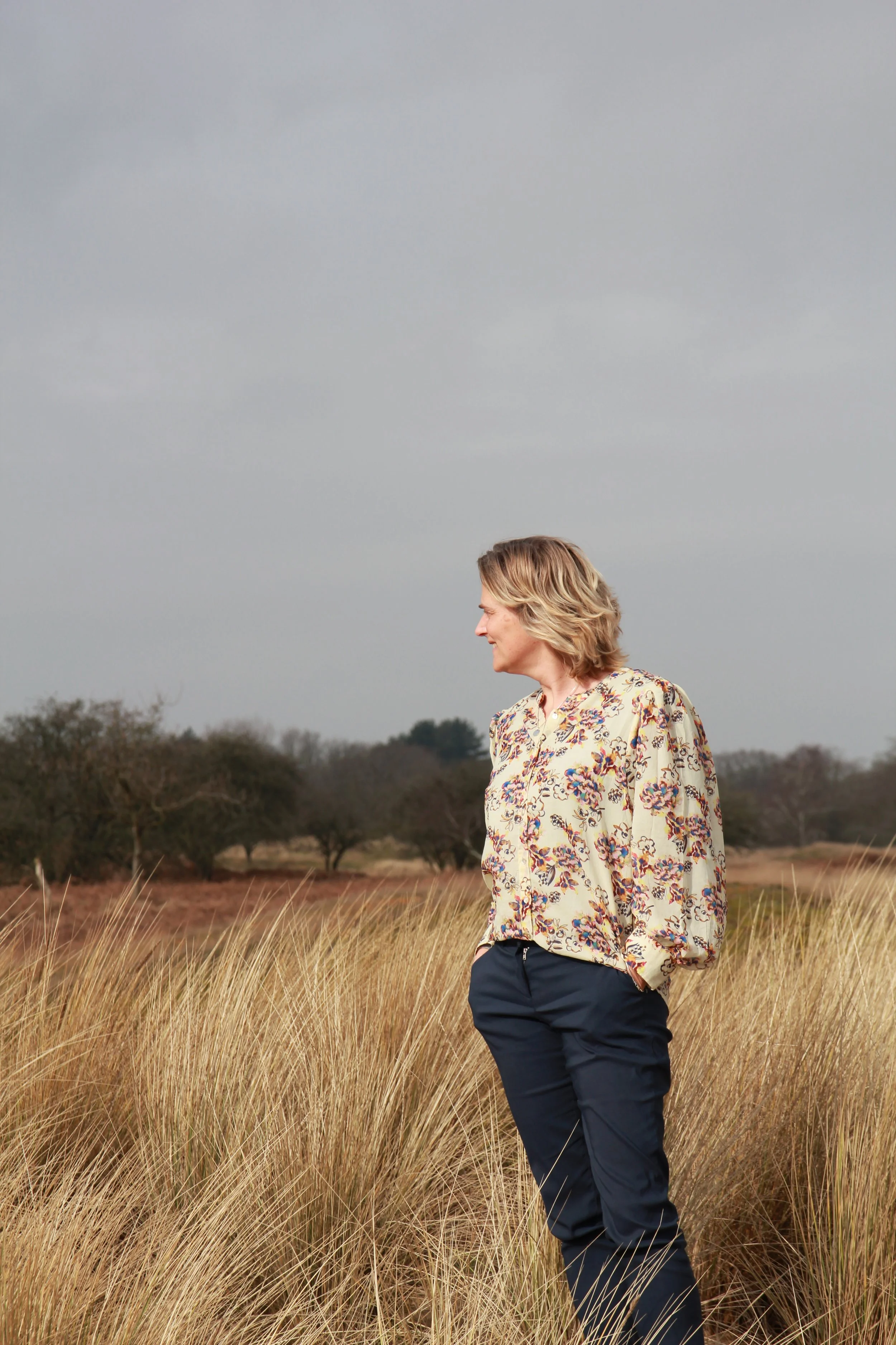 Coach Rian de Nie staand in natuur