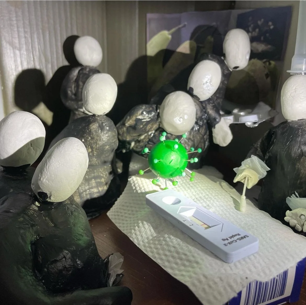 Corona 2021, klei, acrylverf, papier en coronatest | GING VANZELF OVER