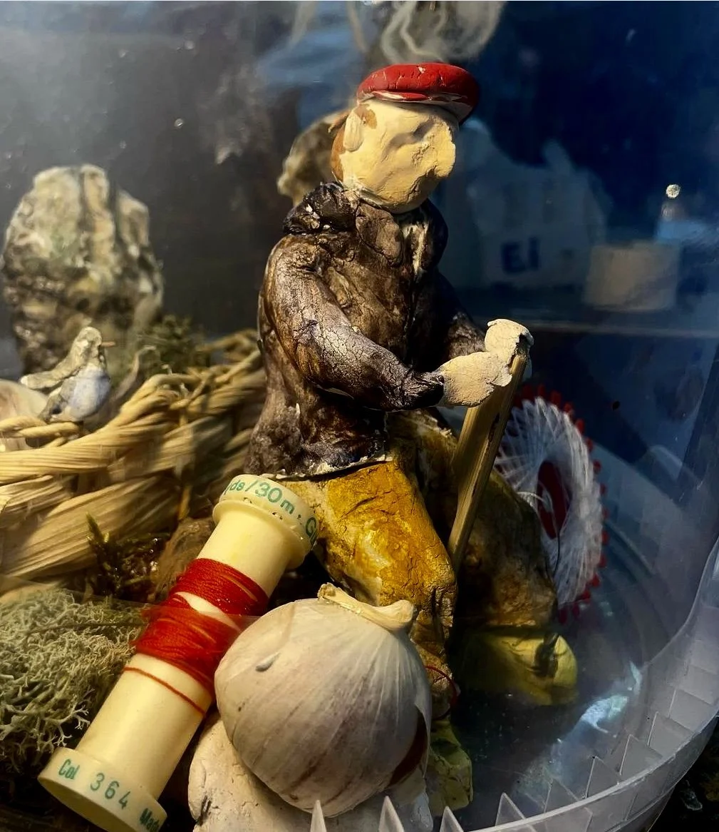 Bretonse visser 2022, o.a. klei, acrylverf, plastic, mos, knoflook | NIET TE KOOP