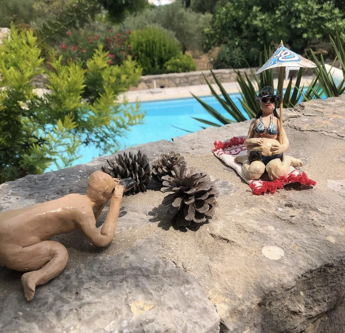 Toerist 2019, klei, acrylverf, karton, katoen  | VERKOCHT