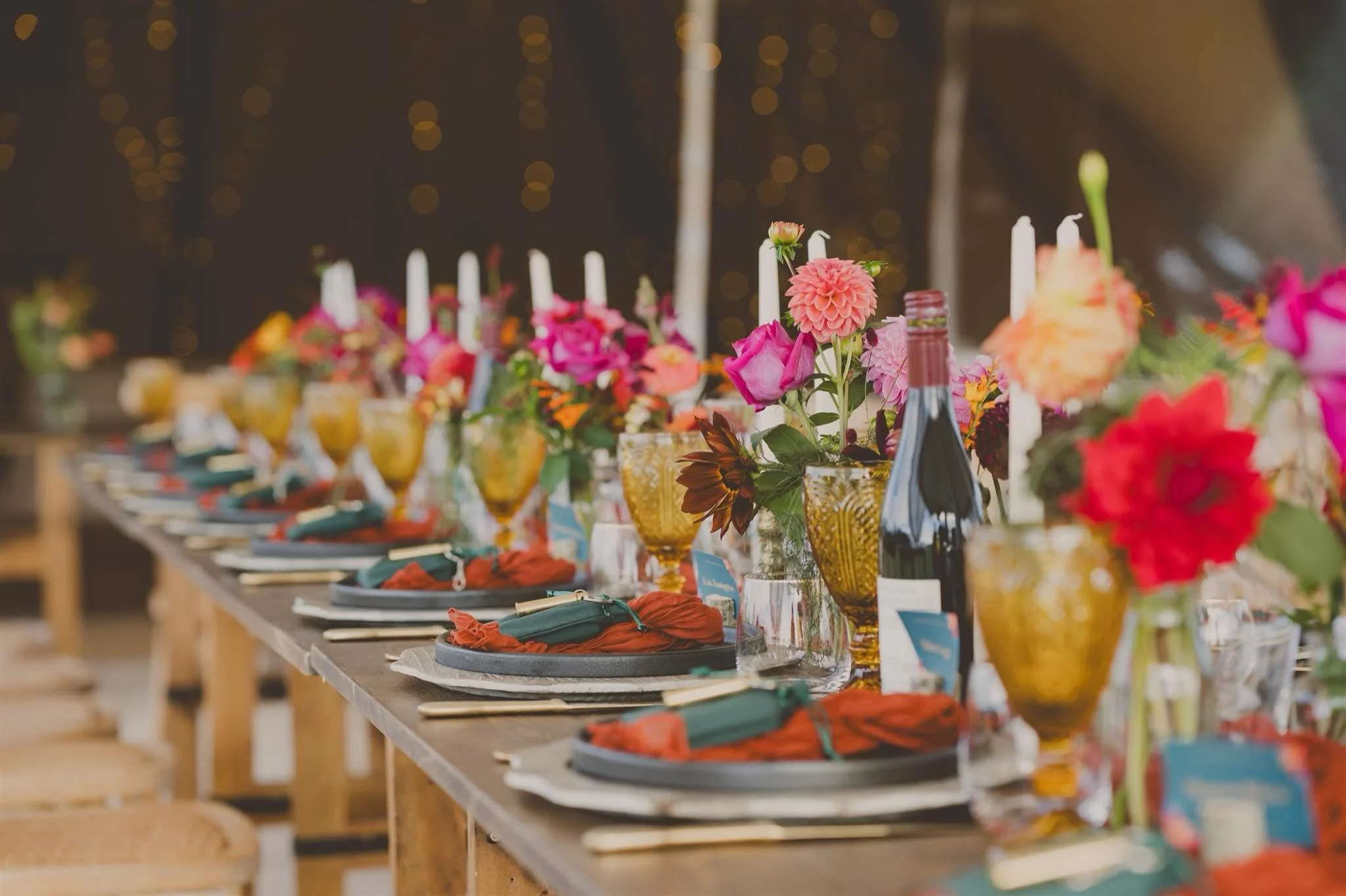 Some lovely table inspiration from Tom and Laura&rsquo;s wedding last year. I&rsquo;m definitely down for bold colours. Gorgeous styling by @humannatureevents 

#outdoorwedding #creativeweddingphotographer #relaxedweddingphotographer #weddinginspo