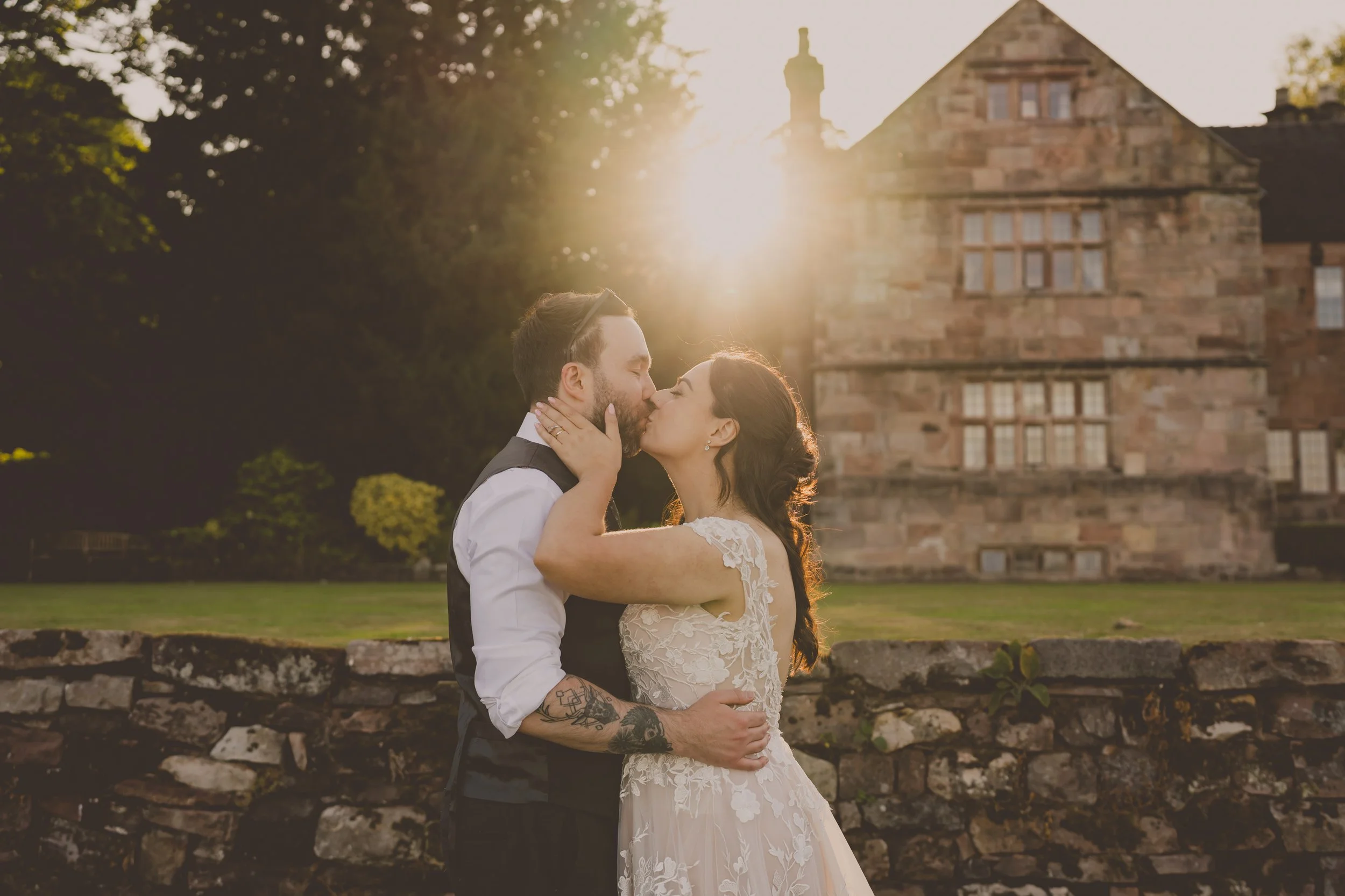 Couple of gorgeous weddings this weekend - first up was Arran and Cath, who got married and the wonderful @theashesbarns on Friday in glorious sunshine. And we got to pet the cows!