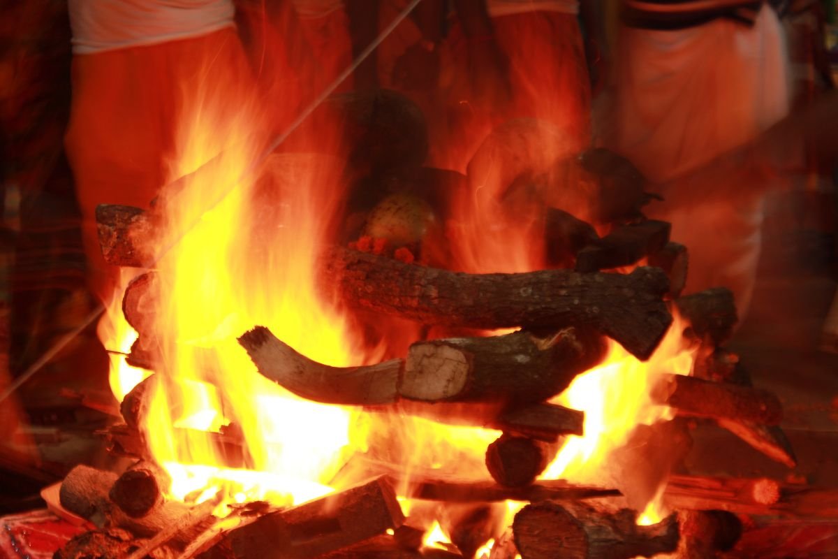 Feuer als Symbol für Agni, das Verdauungsfeuer im Ayurveda für Hunde und Pferde.