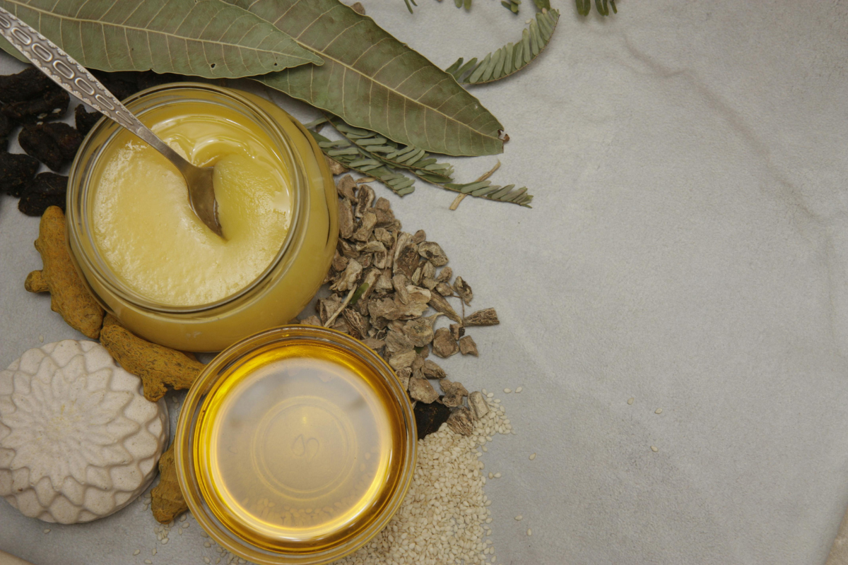 Ghee und ayurvedische Kräuter als Basis für Darmeinläufe und naturheilkundliche Begleitung bei Hund und Pferd