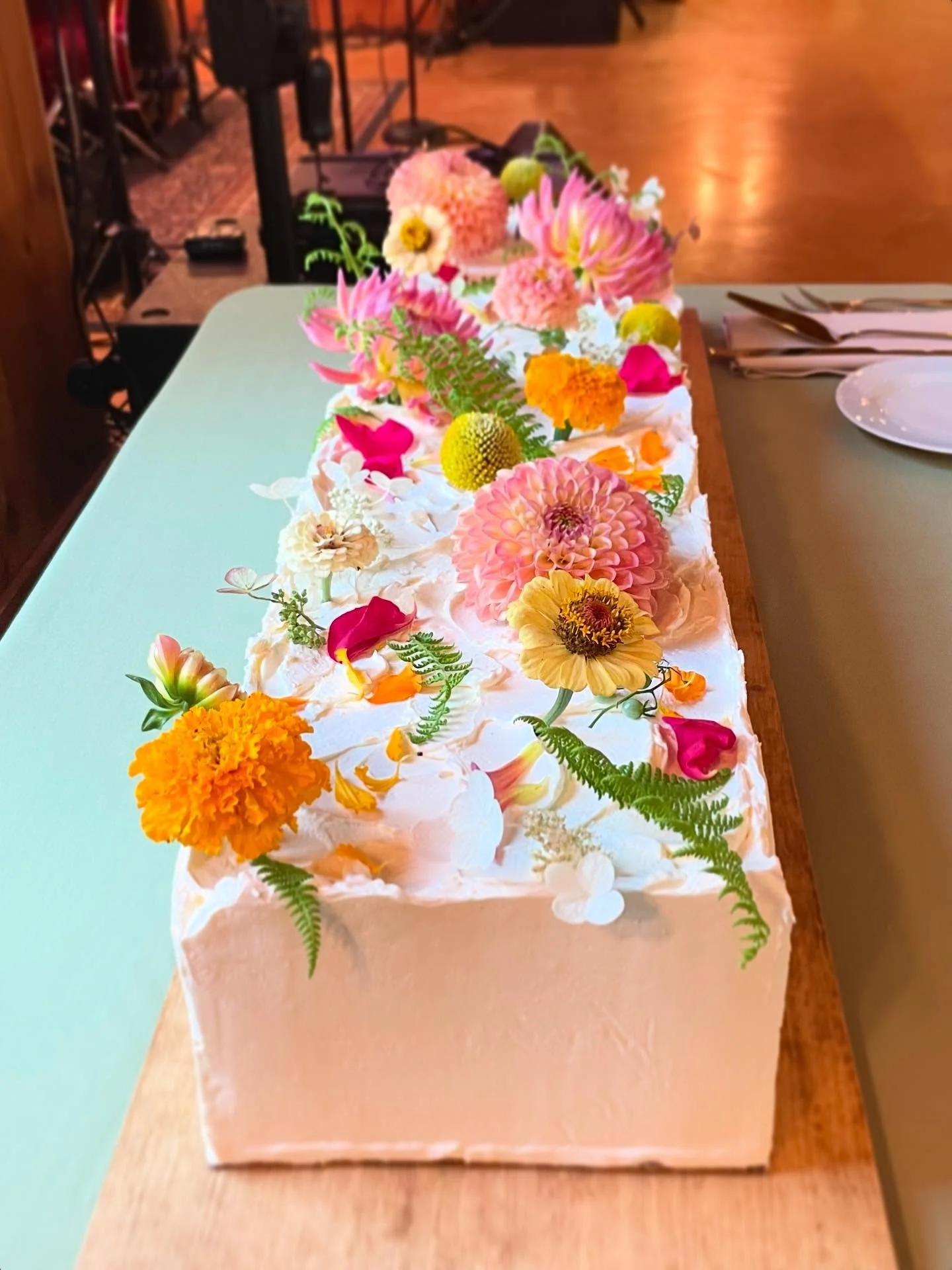 Gorgeous blooms for this rectangular summer wedding cake! Congratulations to Eva &amp; Jason! 🌼 🌺 🌹 
And a beautiful job by the team @innatmanchestervt 
.
.
.
.
#buttercream #weddingcakes #weddingcake #rectanglecake #modernweddings #modernweddingc