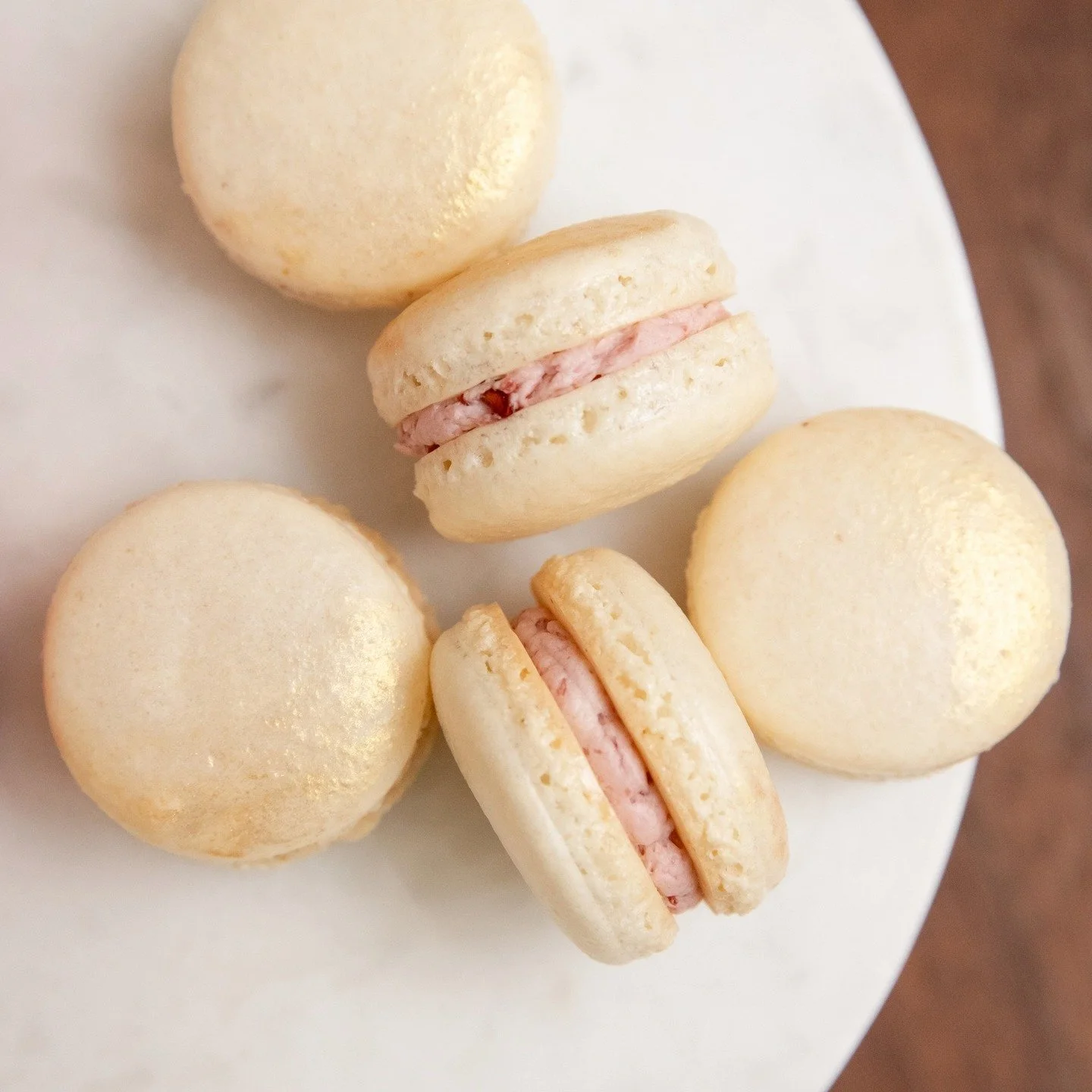 Strawberry &amp; gold dust macarons anyone? 
Photo credit: @jessicanotargiacomophoto 
.
.
.
.
#macarons #macaron #frenchmacaron #brattleboro #brattleborovt #vermontwedding #newenglandwedding #whiteweddings #renaissancepastry #desserttable #dessert #m