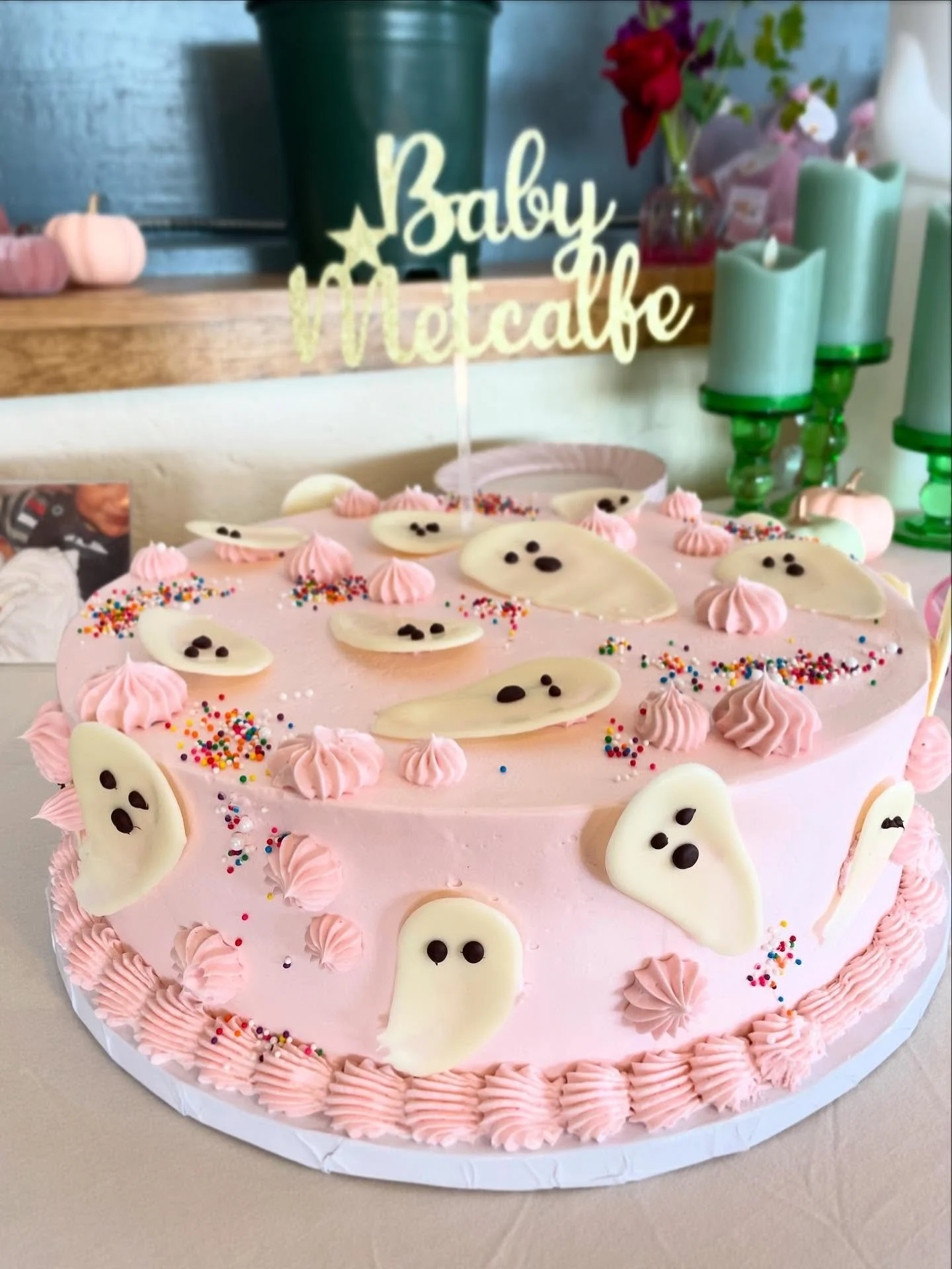 Little Boo is almost here! And we&rsquo;re betting she loves deep dark chocolate cake with raspberry buttercream! 👻 🎃 
.
.
.
.
#spookycute #spookyseason🎃 #spookycake #boo #ghostcake #letthemeatcake #cakedecorating #cakedesign #cakes #cake #madeinv