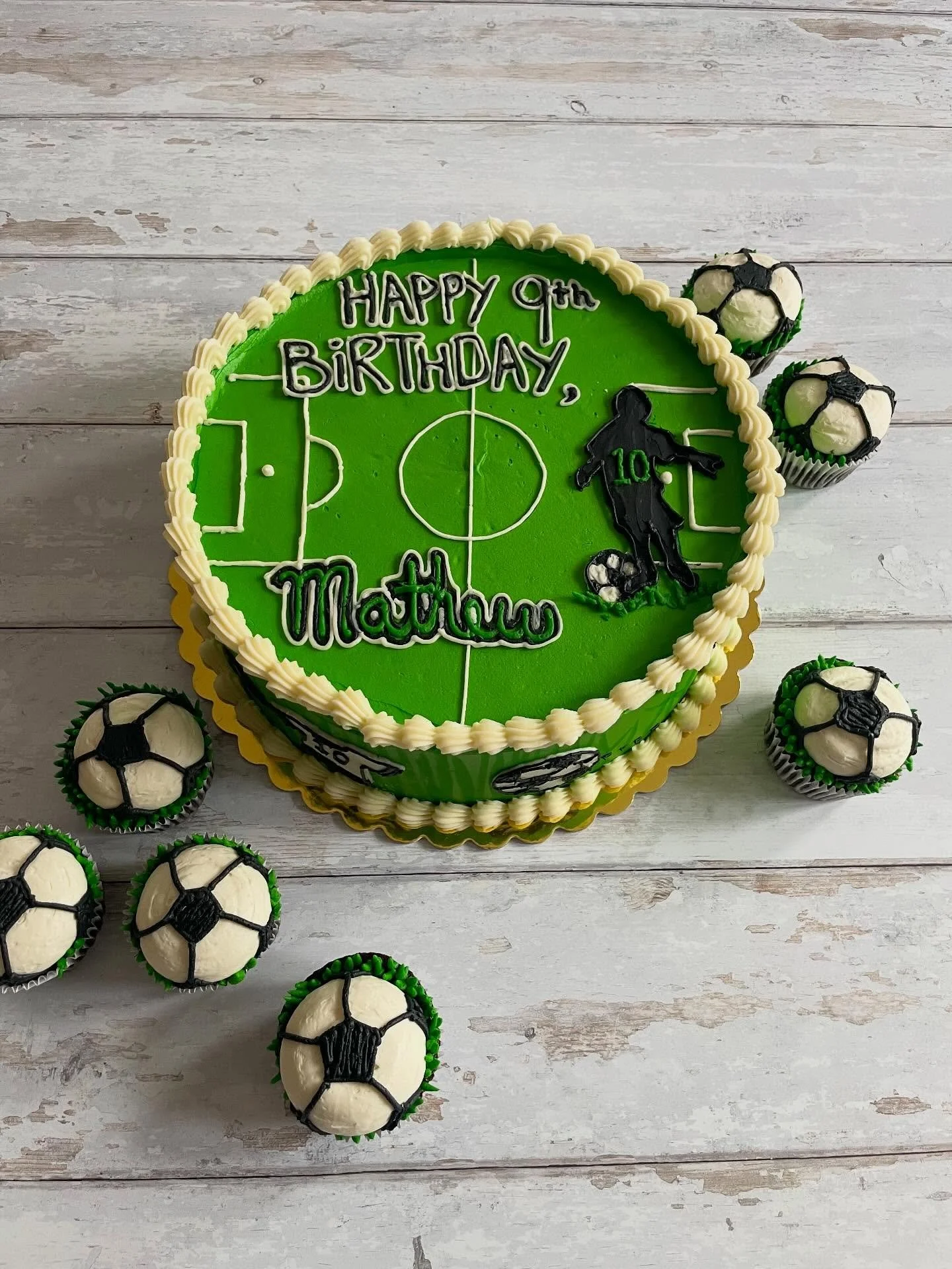 Wishing the very best 9th birthday to a soccer fan! 🎂 ⚽️ 🎉 
.
.
.
.
#vermontbaker #vtbaker #brattleboro #soccercake #soccercupcakes #buttercreamcupcakes #buttercreamart #boycake #boycakes #smallbusiness #cupcake #cupcakelover #americanbuttercream #