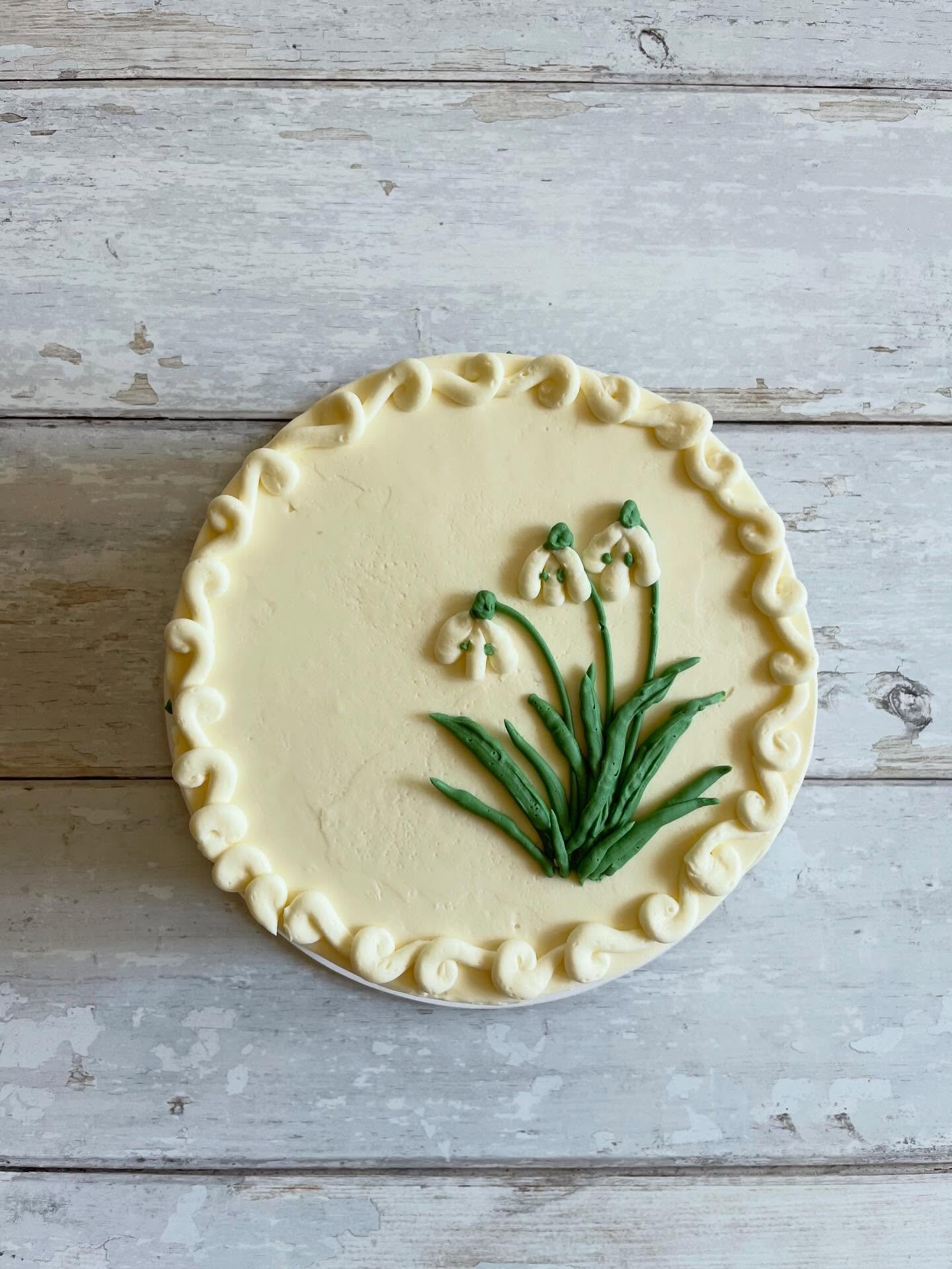 Spring snowdrops for a lavender-lemon gender reveal cake! 
PS: It&rsquo;s a boy! 💙 🍰 🫐 
.
.
.
#vermont #madeinvt #madeinvermont #brattleboro #springcake #springcakes #buttercreamflower #snowdrop #snowdrops #vermontweddings #vermontwedding #letthem