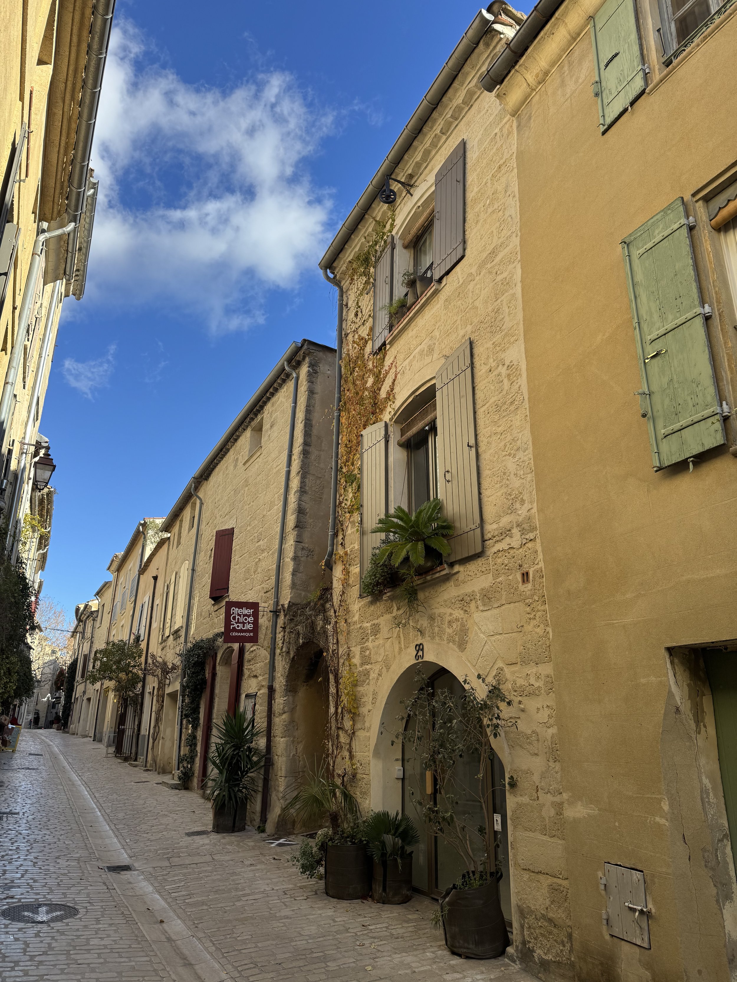 La façade de la maison au coeur de la rue de la Grande Bourgade