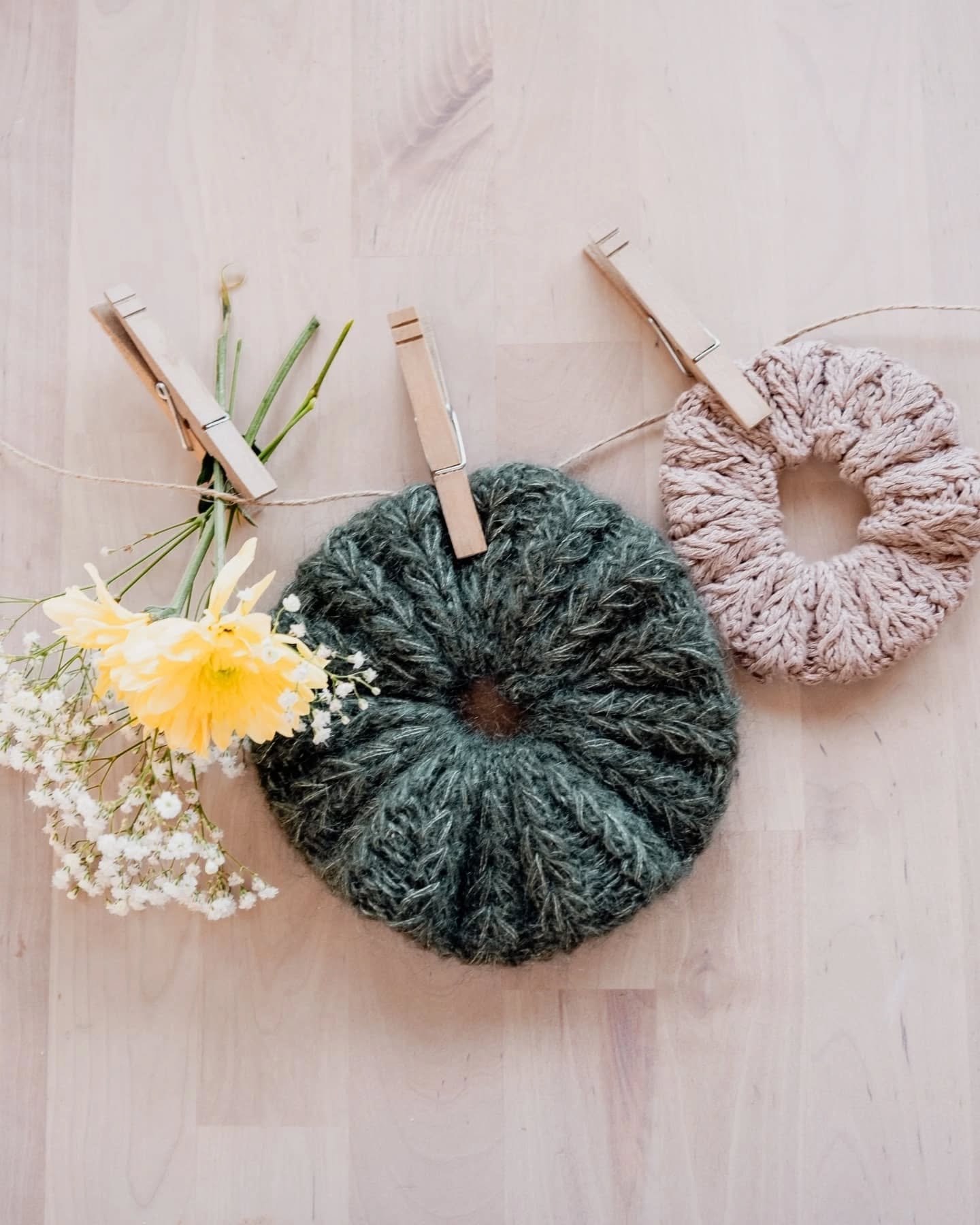 Aks Scrunchie - Oppdatert 🌿

Aks Scrunchie er en av mine tidligste oppskrifter. Den var tidligere tilgjengelig i en enkelt st&oslash;rrelse og kun p&aring; norsk. Oppskriften har n&aring; f&aring;tt en liten overhaling. Den er konvertert til mitt ny