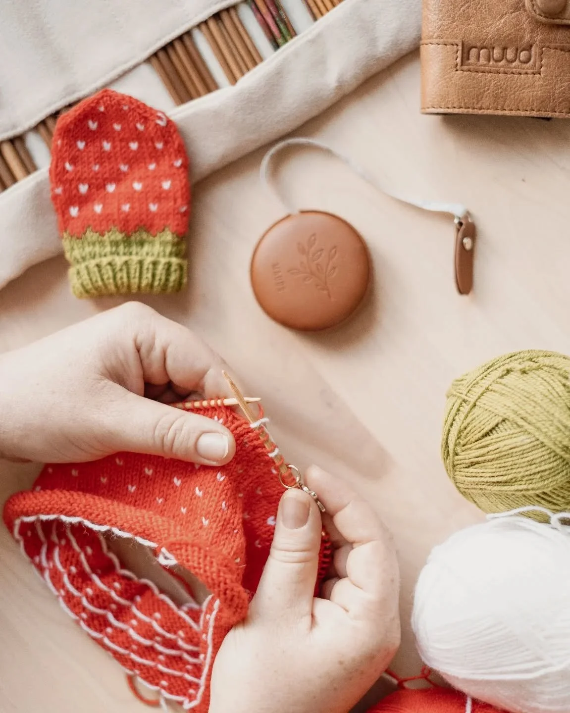 Strawberry Fields 🍓

This set was supposed to be launched this summer, but I never got further than writing down the mittens. The mittens were however finished test-knitted in the beginning of 2025 and since that the nearly-finished pattern has been