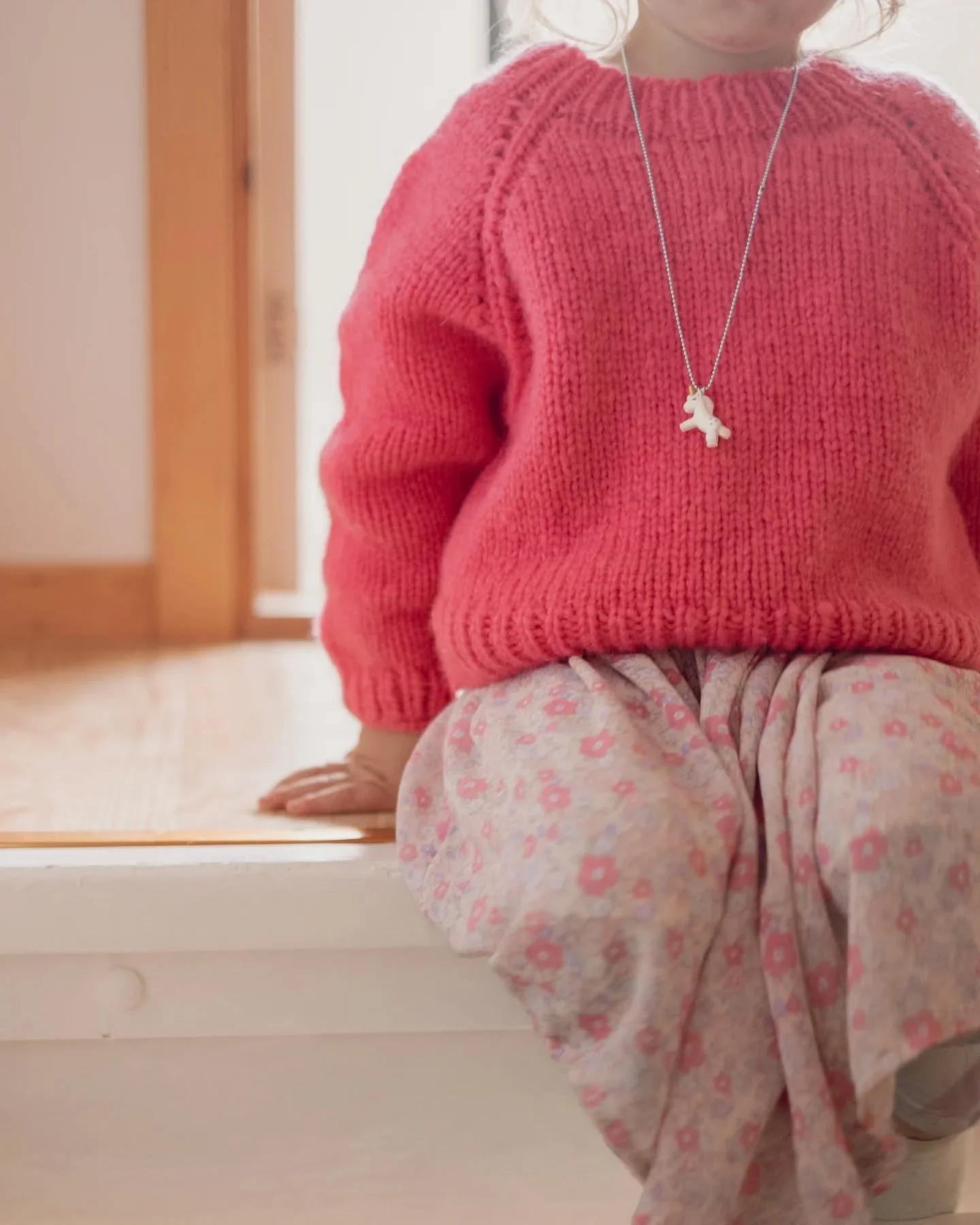 A bright pink sweater got on and off my needles in less than 24 hours this weekend - wild! And I now have a very happy girl in her new sweater which will keep her warm this winter 🥰

Pattern: Ivo Sweater Junior (psst, I still need more testknitters 