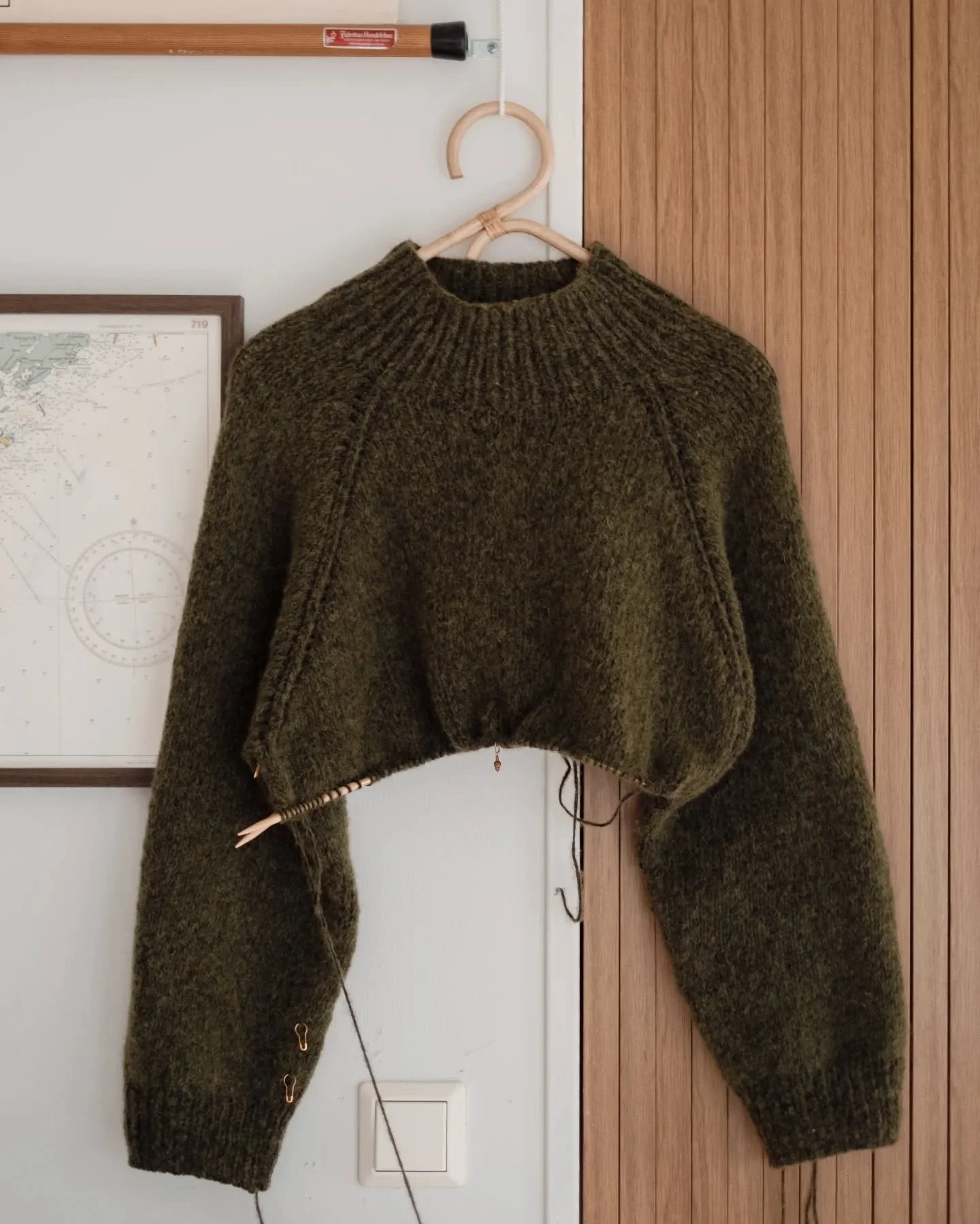 Ivo Sweater is on the way also in adult-size. I made my first sample at the same time as I made the first junior-versions, so this is another pattern that has spent a loooong time in development. Not because it is complicated, the Ivo Sweater is supe
