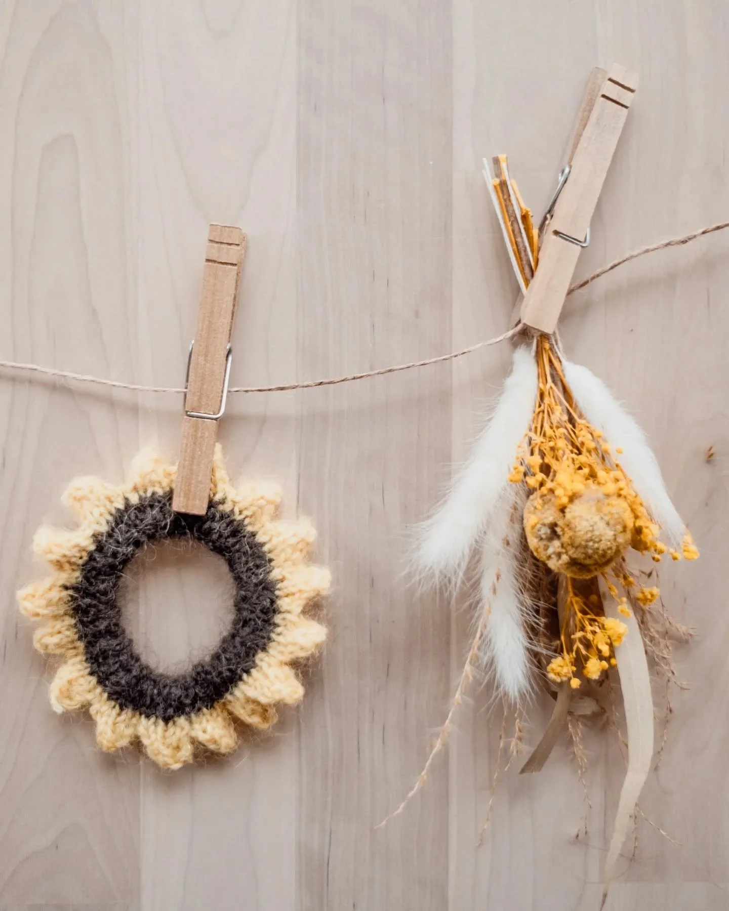 Did you know that I have reduced the price of all my scrunchie patterns? All single-scrunchie patterns are now 30 NOK on all platforms where you find Quistknits knitting patterns 🥰

Here is Sunflower Scrunchie, which is my most recently released scr