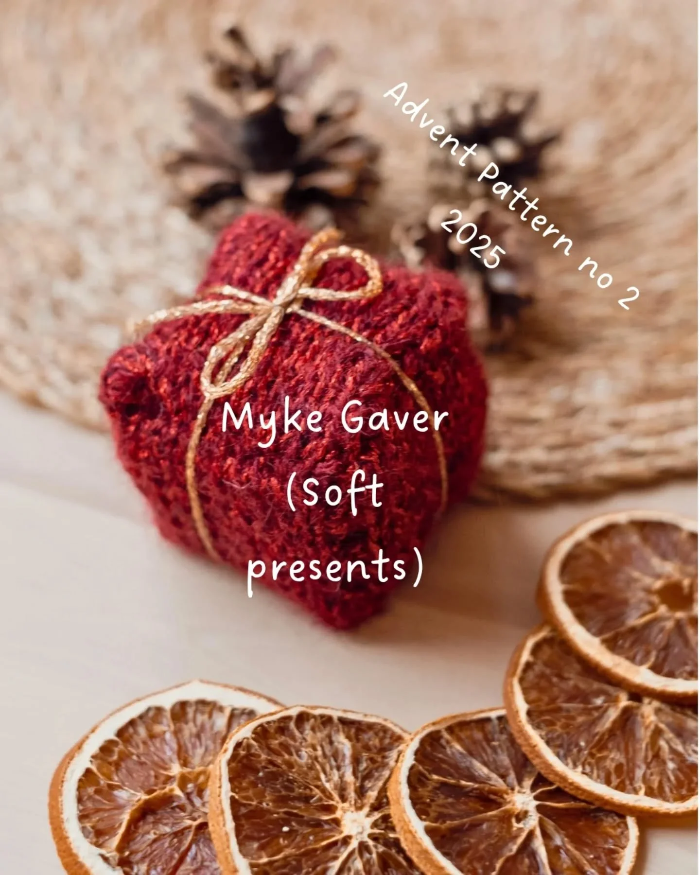 Surprise! A bonus pattern for the Advent Calendar. Originally I had 6 patterns planned, but we will end up with 7 in total (!). Mostly thanks to my incredible test-knitters and their fast needles - thank you 🥰

Myke Gaver, or Soft Presents in Englis