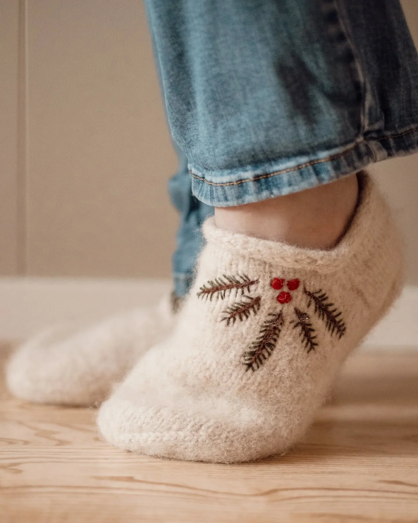 Thank you SO much for all the love for the release of Community Slippers ❤️

The comments section and my inbox have been full of your lovely messages, and I am so happy that you like the pattern. I was in doubt on wether or not do make the calendar a