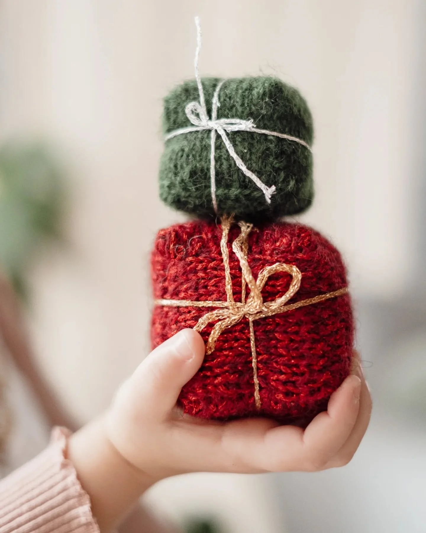 Tiny Wooly Presents pattern is now out 🎁

It is exactly what it looks like: just a simple knit cube, which you can vary endlessly using your creativity. Add a ribbon or, as I have done here, some sparkly srcap yarn, and you have a knit ornament pres