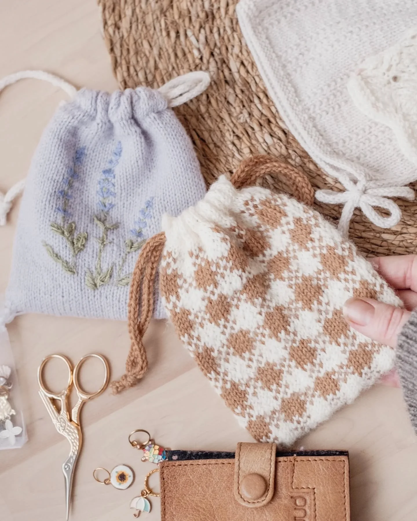 I always keep a small knit drawstring bag in my knitting purse for all the essential knitting notions. Gingham and Lavender Drawstring Bag are about the same size and the small version fits my wool- and embroidery-needles, a small scissor, a bag of s