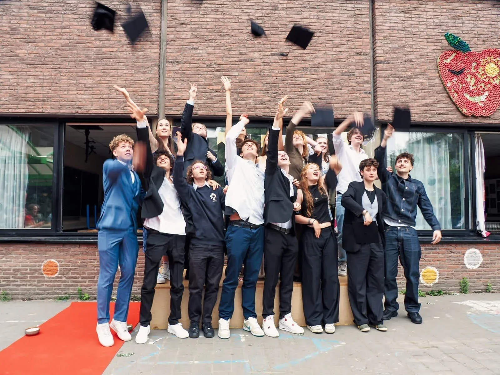 Afstuderende leerlingen van het schooljaar 2024-2025, de voorlaatste lichting die fysiek afstudeerde op Portus GO! Lyceum Gent. De foto markeert een overgangsmoment vol herinneringen, verbondenheid en toekomstperspectief.