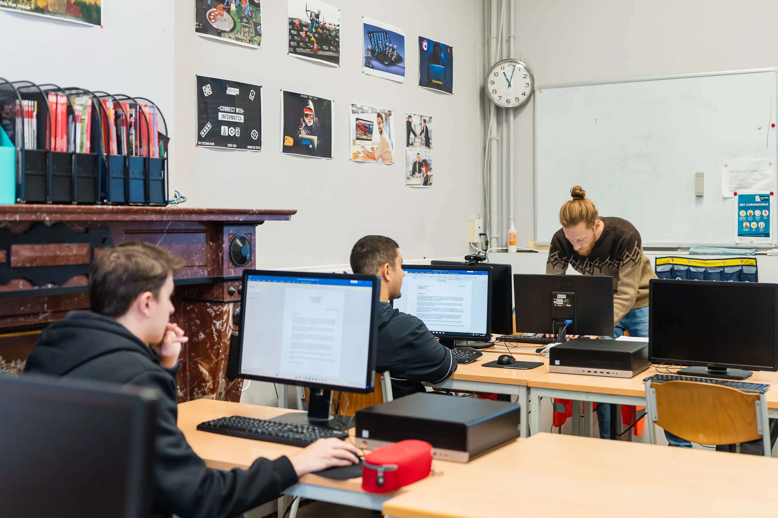 Dries, leerkracht informaticawetenschappen, begeleidt leerlingen in de richting Applicatie- en Databeheer. In het computerlokaal werkt hij samen met zijn klas aan digitale toepassingen en dataverwerking met oog voor structuur en logica.