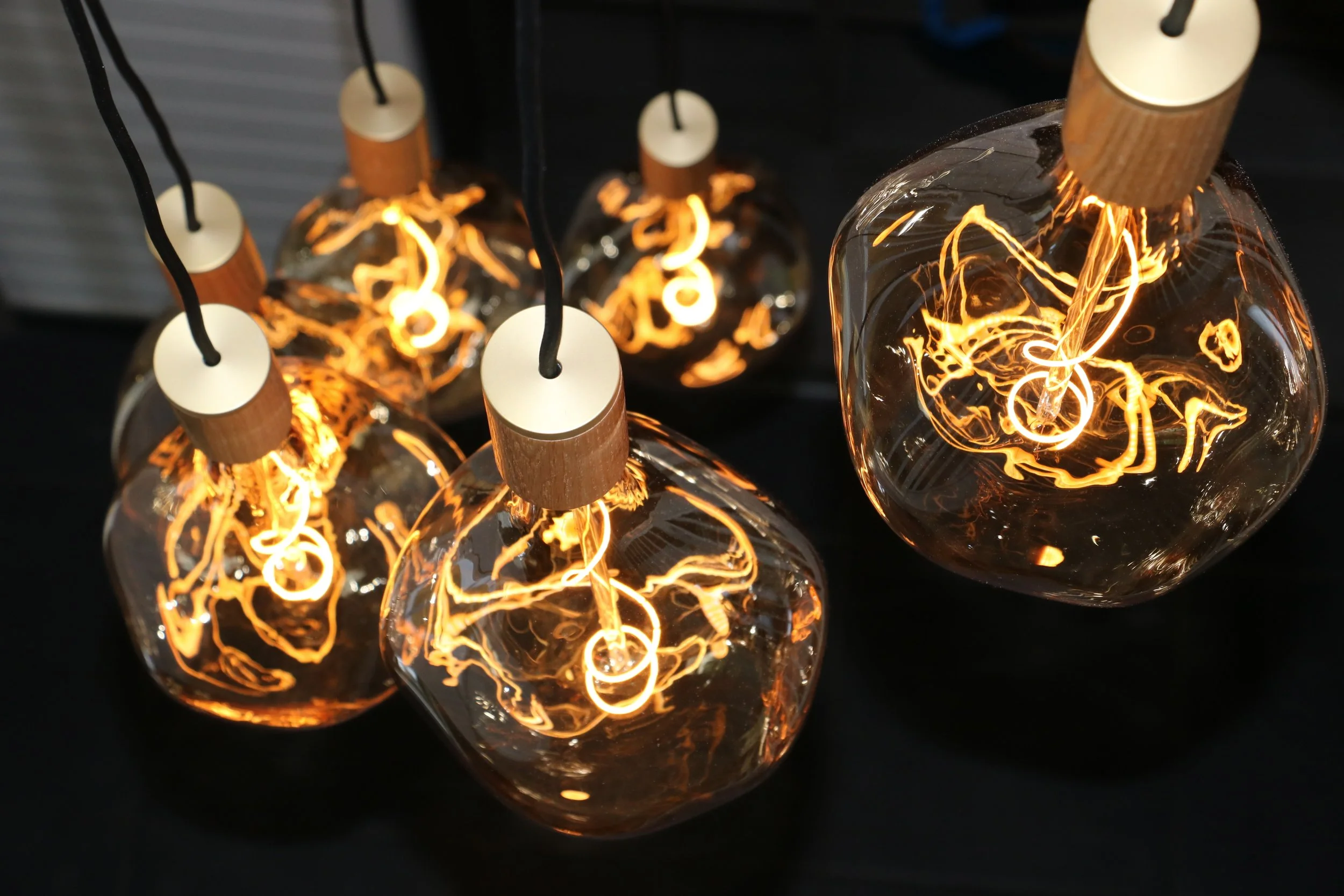 Hangende moderne Voronoi pendellampen van Tala met warme, sfeervolle gloed in een trappenhal.