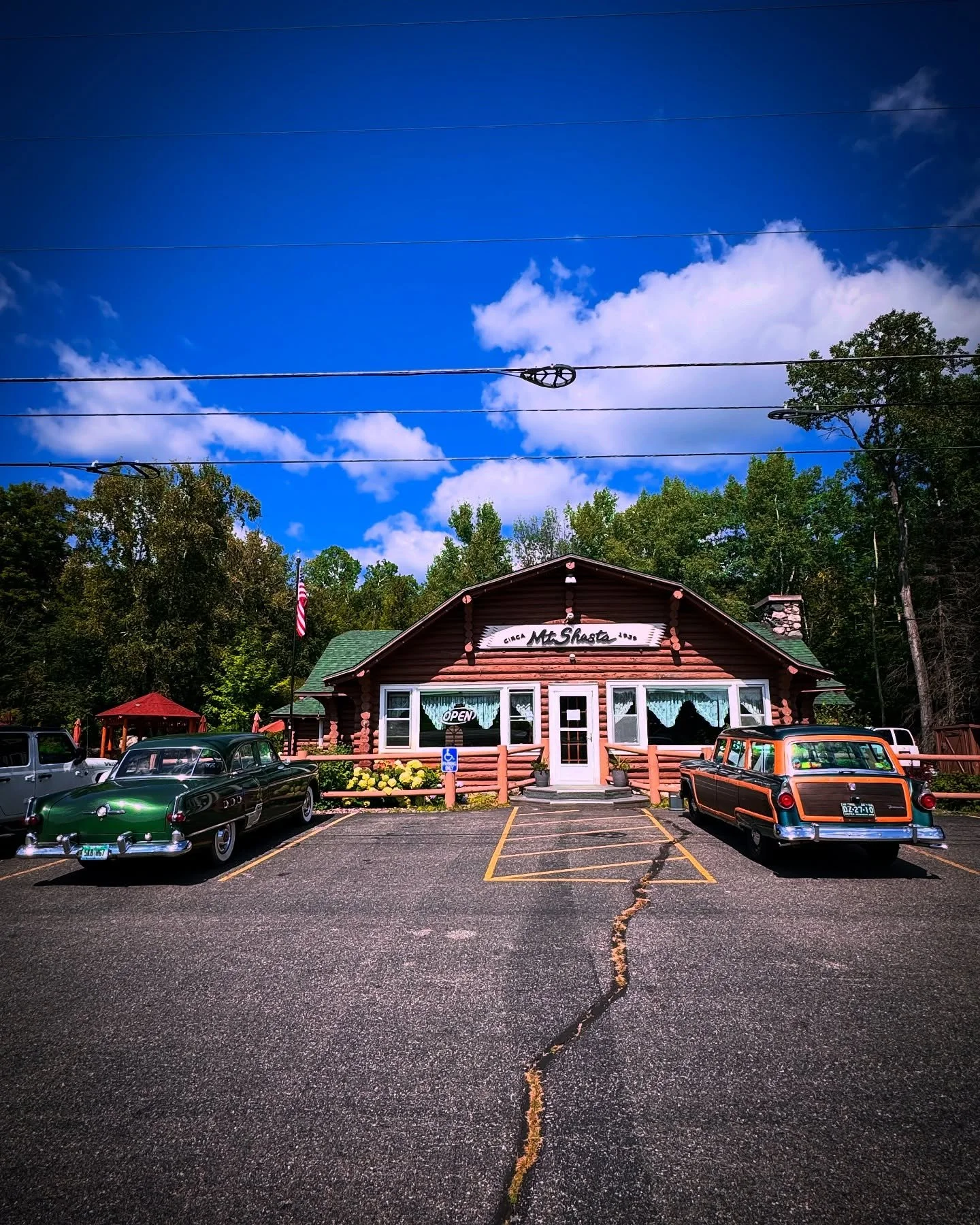Sunday at Mt. Shasta&hellip; drop in and see us! #michigamme #55ford #countrysquire #52packard #packard