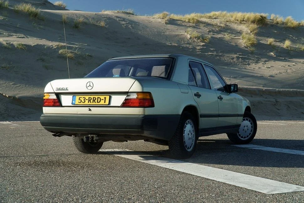 mercedes-benz-300e-stendert_achterkwart2.jpg