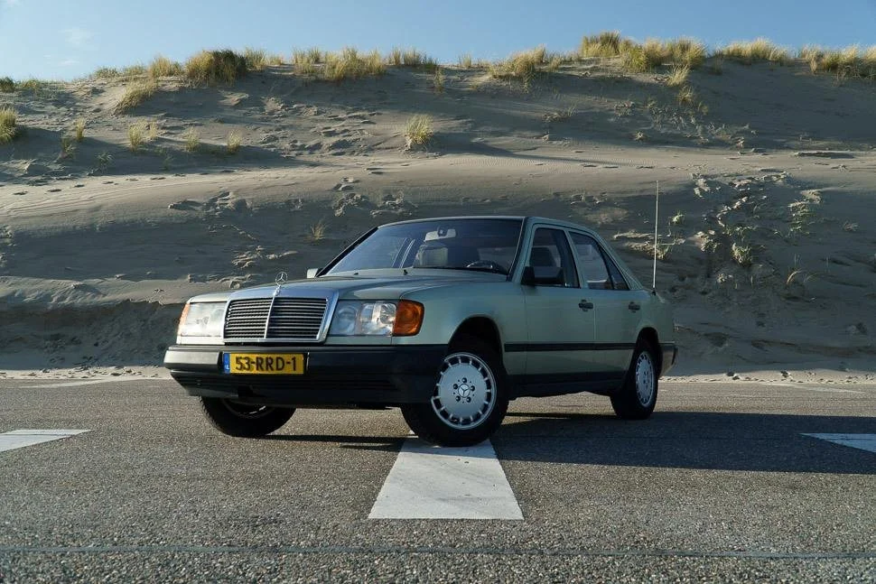 mercedes-benz-300e-stendert_voorkwart2.jpg