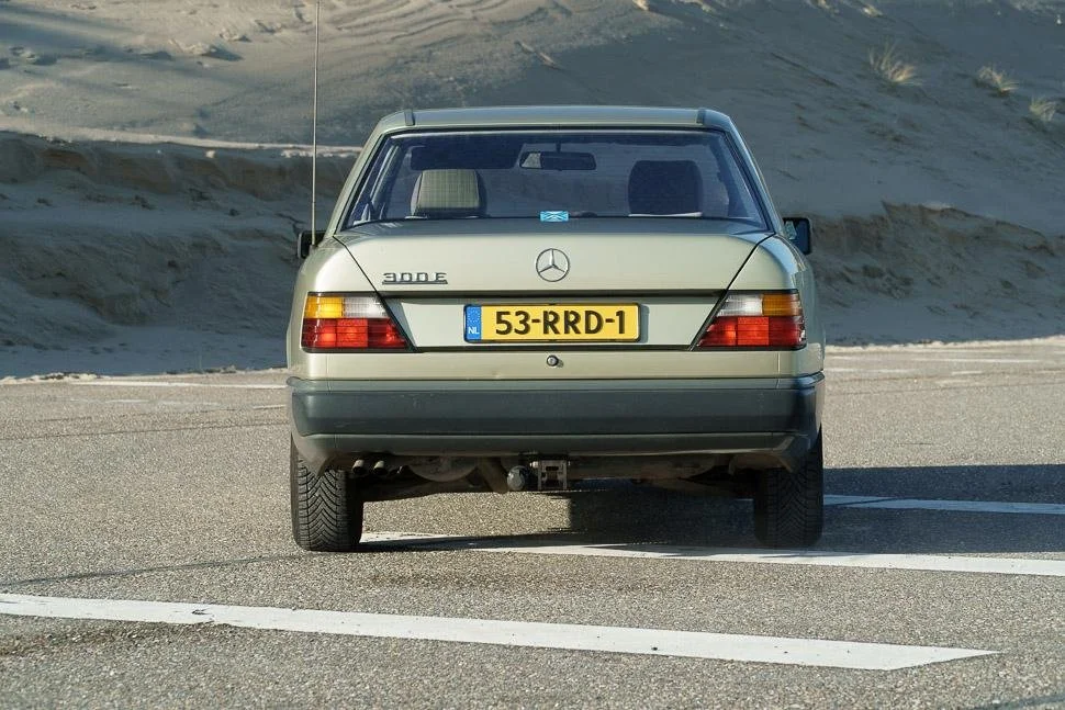 mercedes-benz-300e-stendert_kont.jpg
