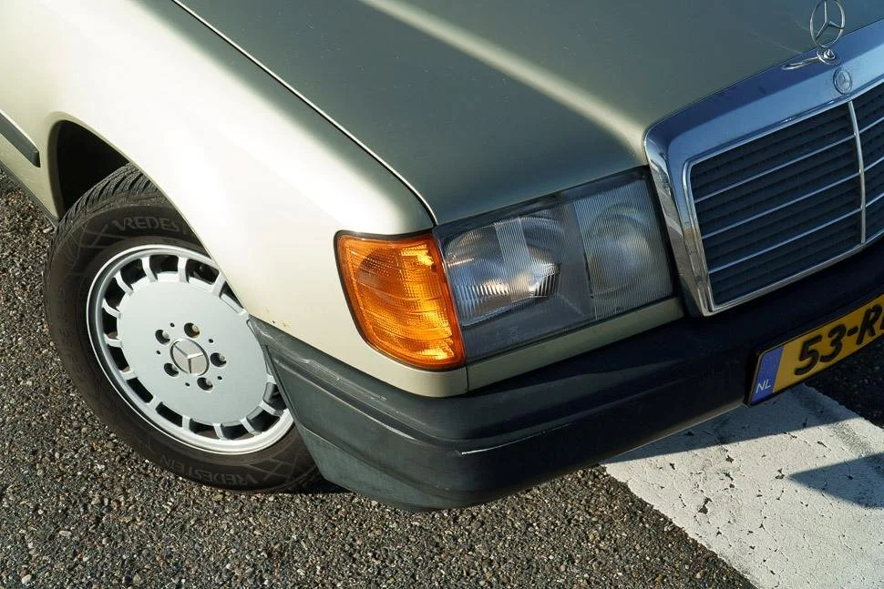 mercedes-benz-300e-stendert_hoek.jpg