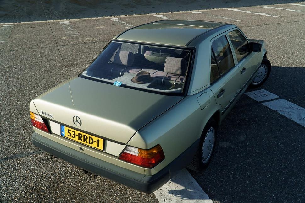 mercedes-benz-300e-stendert_achterkwart.jpg