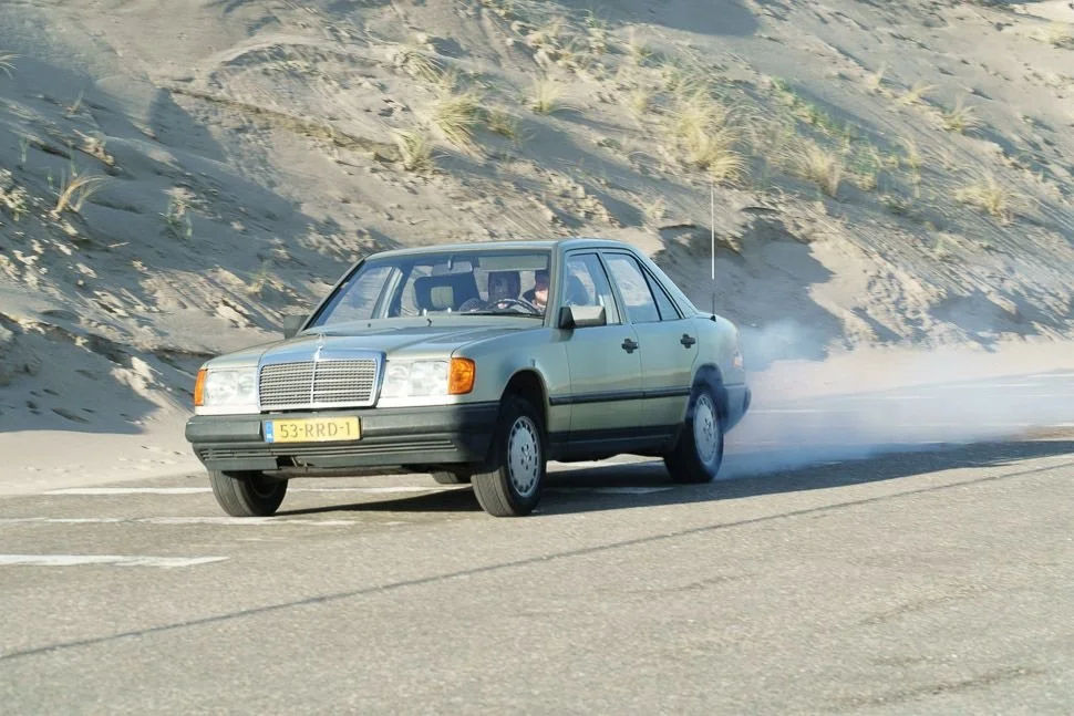 Mercedes-Benz 300 E W124: Boekhouderbeuker
