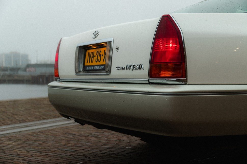 toyota_crown_majesta_achterkwart_close.jpg