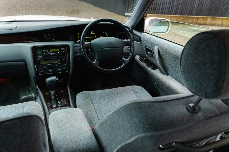 toyota_crown_majesta_cockpit.jpg