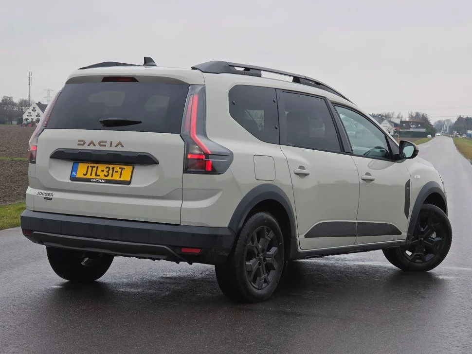 dacia_jogger_achrterkwart.jpg