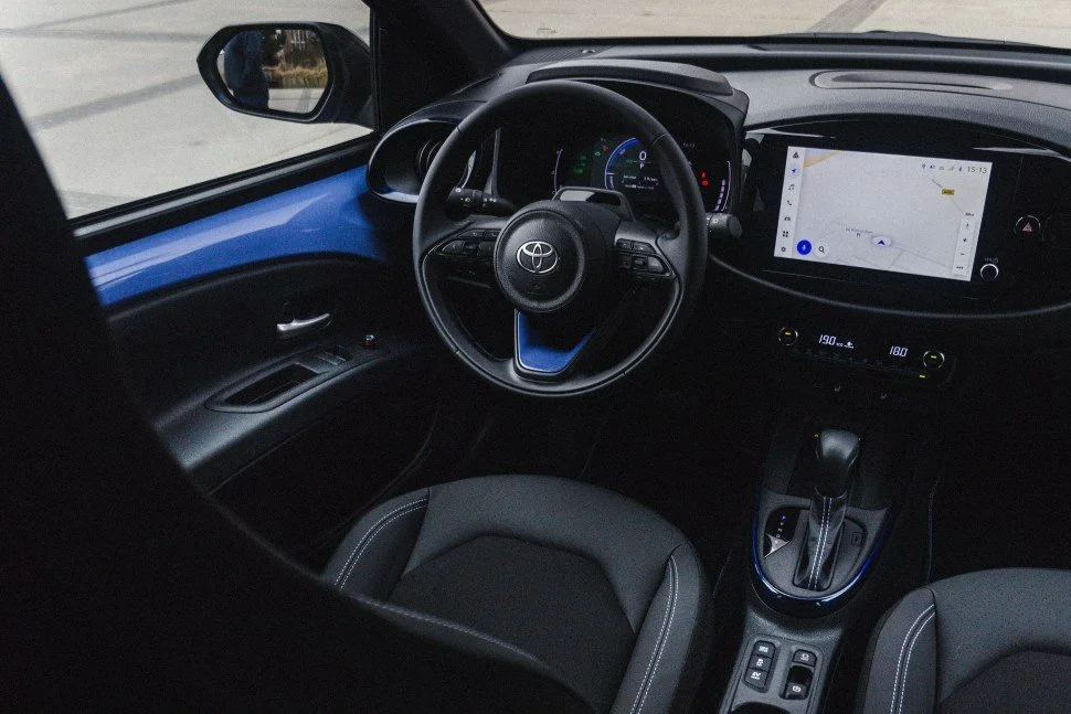 toyota_aygo_X_cockpit.jpg