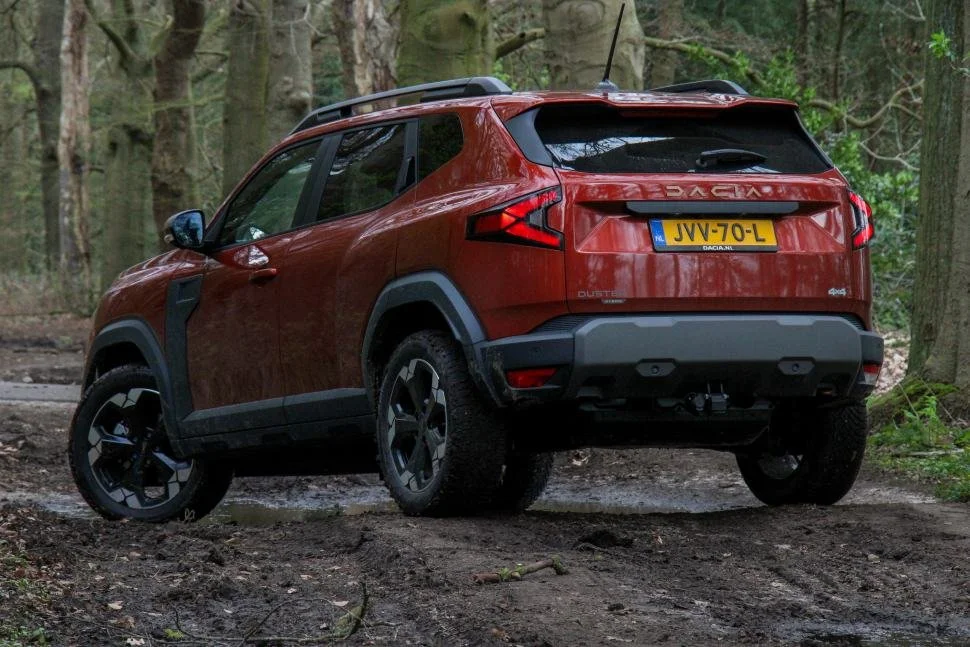 Dacia-Duster-4x4-achterkwart.jpg