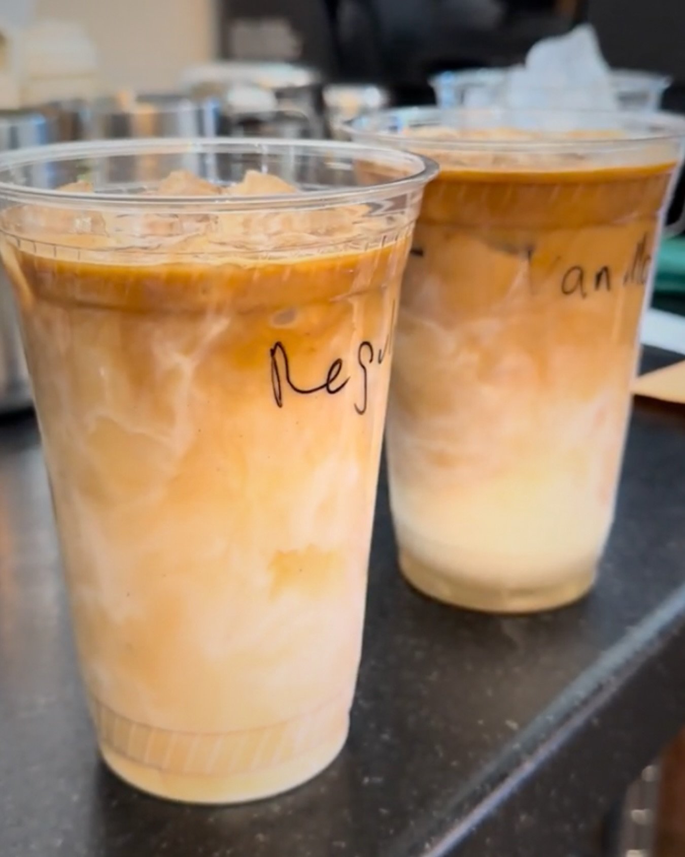 Team cl&aacute;sico o team vanilla? ☕️ 

Dos iced coffees, dos estilos&hellip; mismo nivel de antojo 🤎
En A Romo&rsquo;s Cafe tenemos el balance perfecto:
✨ El cl&aacute;sico para los que aman lo simple y fuerte
✨ El de vanilla para los que quieren 