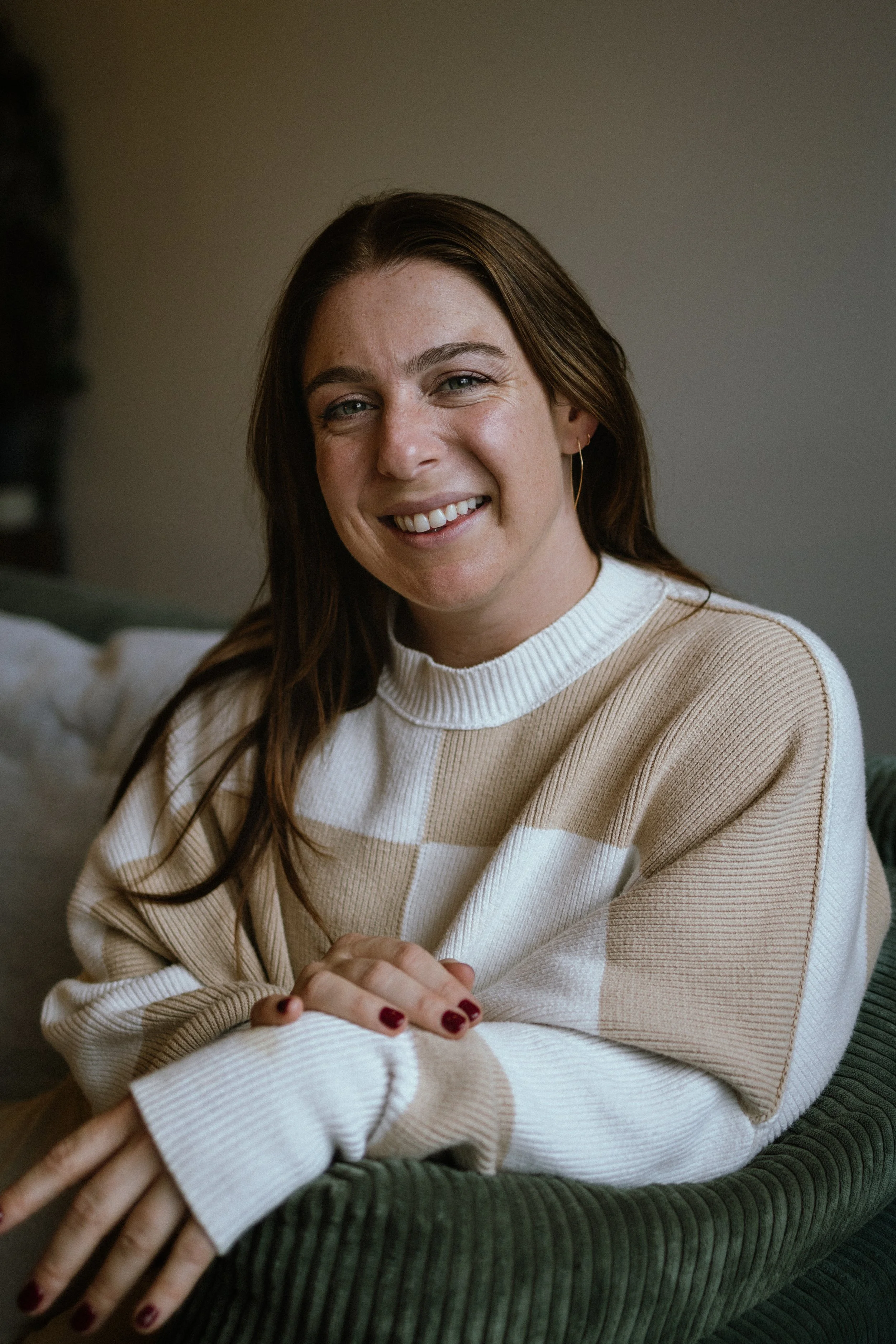 Melanie Rogers smiling during a free discovery call shoot