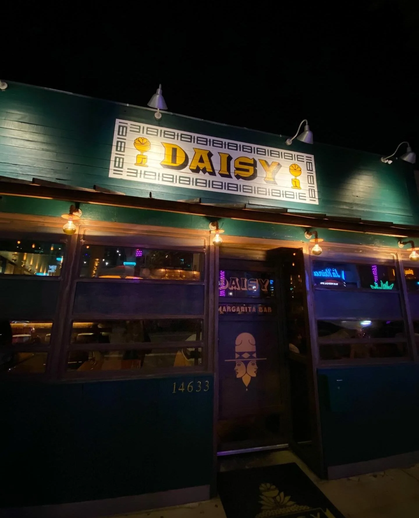 When life gives you Wednesdays, order a Mangoneada Margarita. ⁠
⁠
#daisyla ⁠
⁠
(photos: @gastronomyblog)