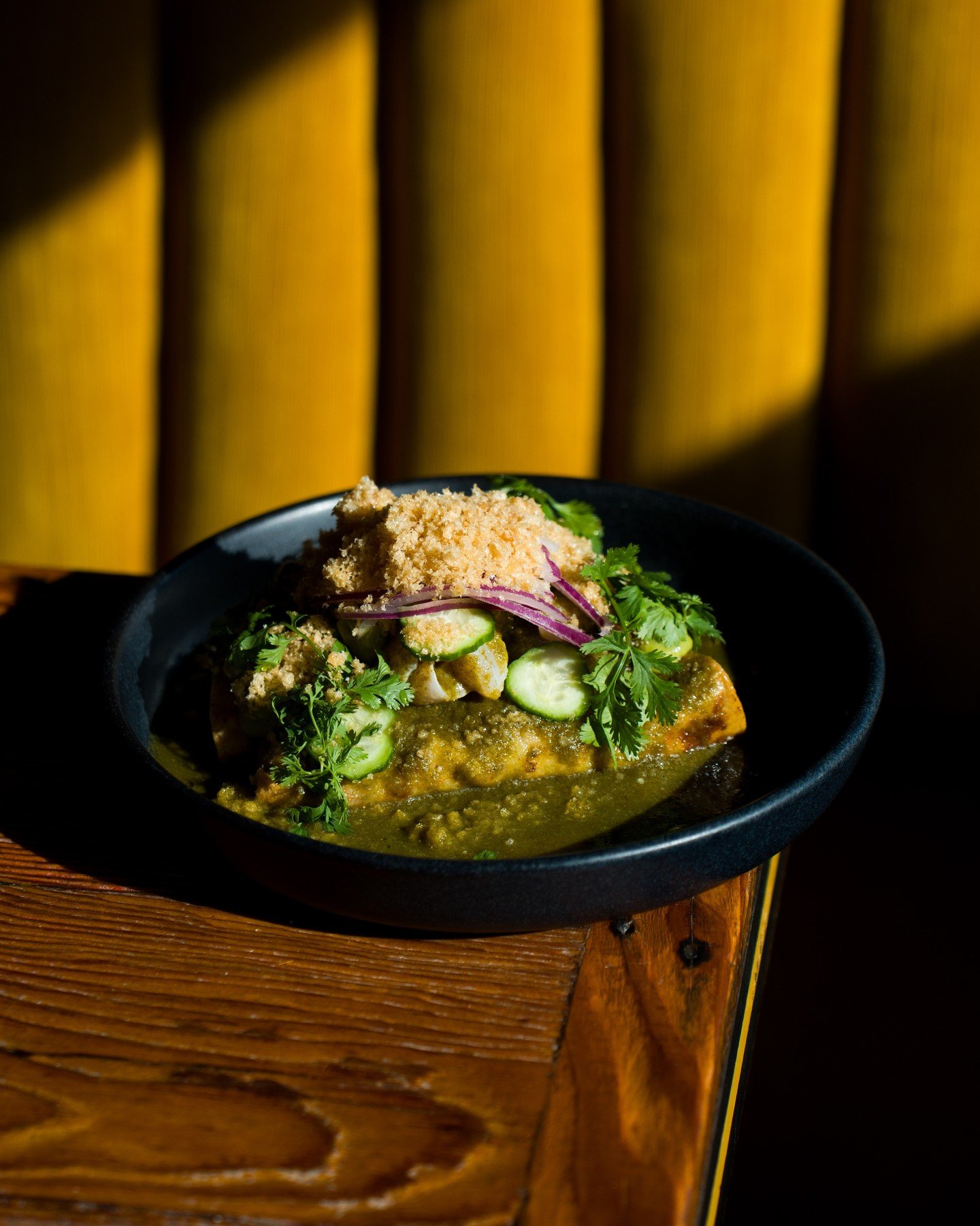 Dorados de reques&oacute;n y aguachile de pescado, served just in time for golden hour.⁠ Made with kampachi, aguachile verde, cucumber,⁠ avocado, and chicharr&oacute;n crumb.⁠
⁠
#daisyla