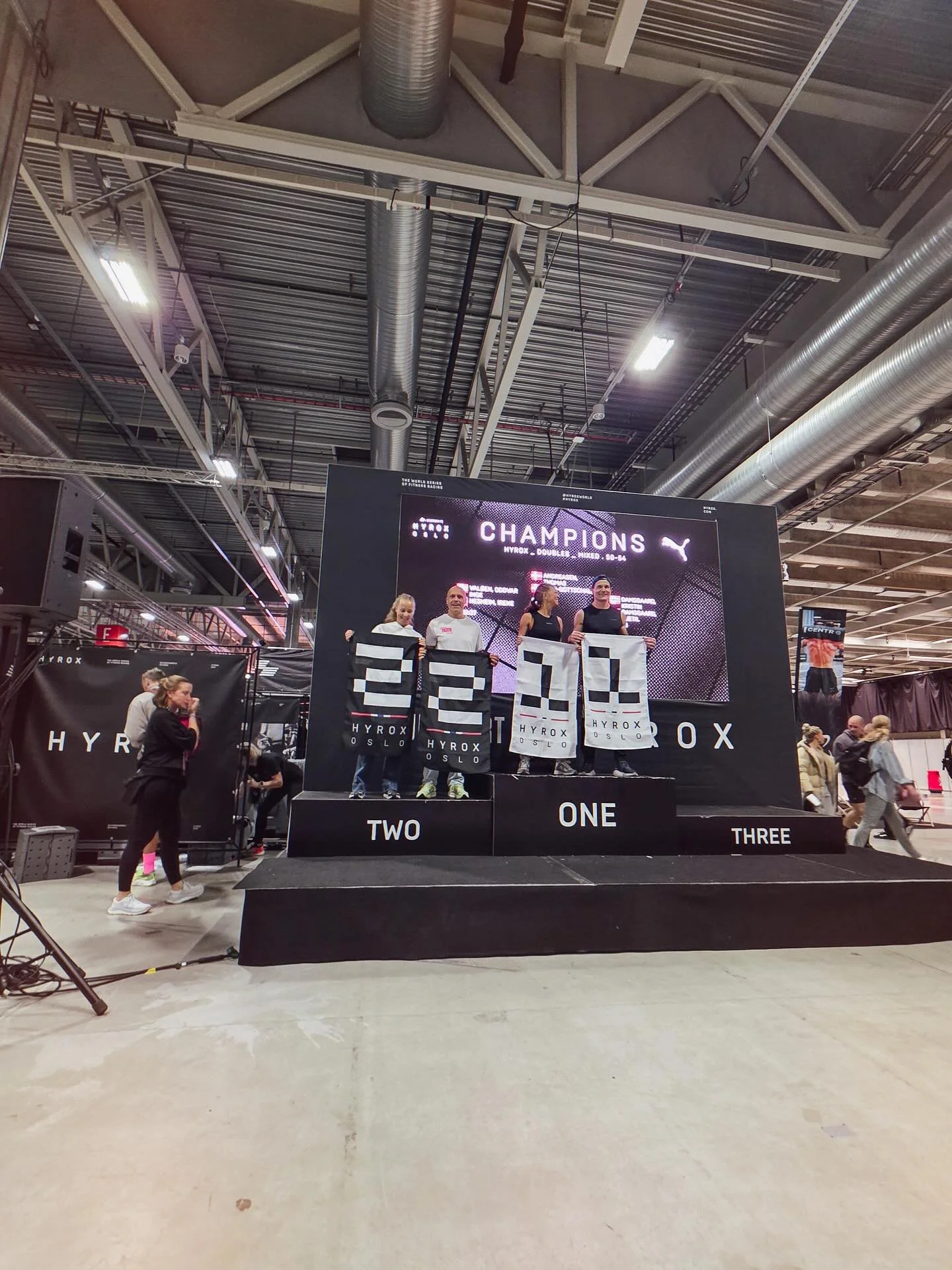 For ca. én måned siden stilte 20+ deltakere fra Botn Boxen opp på startstreken i HYROX Oslo. 🤩🏃🏽‍♀️Her er noen av bildene av den råe gjengen som kjempet seg gjennom løypen! For en opplevelse og for en gjeng. 🙌?